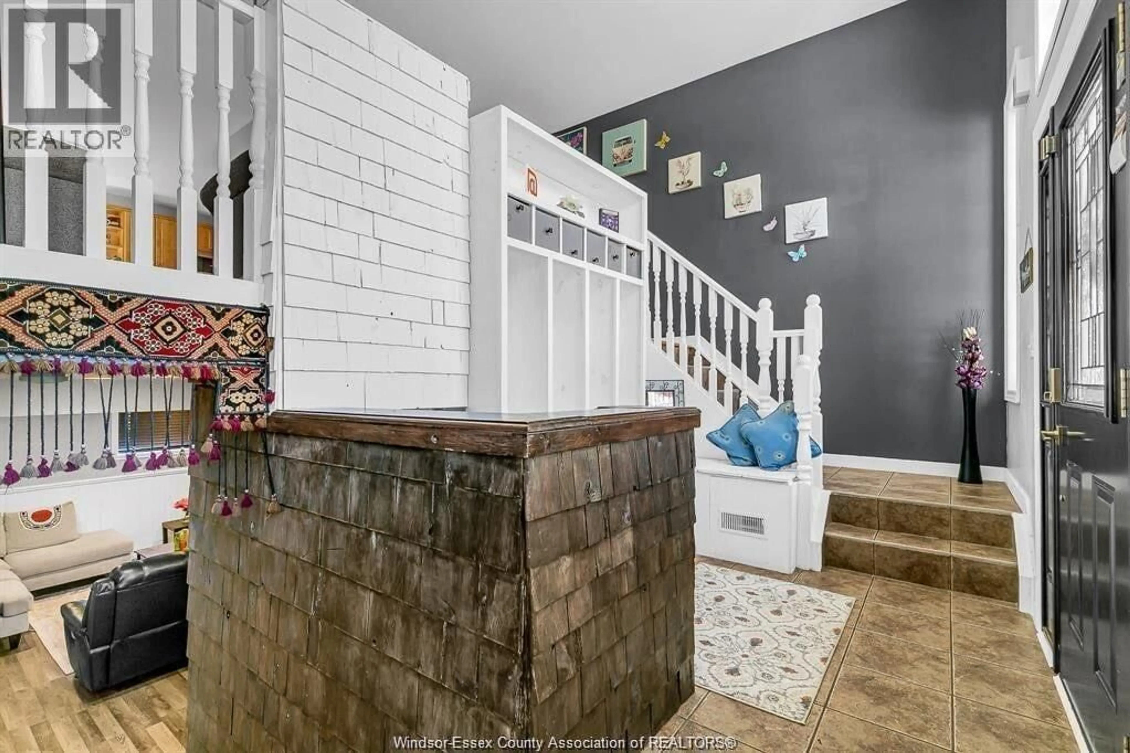 Indoor entryway for 200 RIVERVIEW Ave, LaSalle Ontario N9J 3Y1