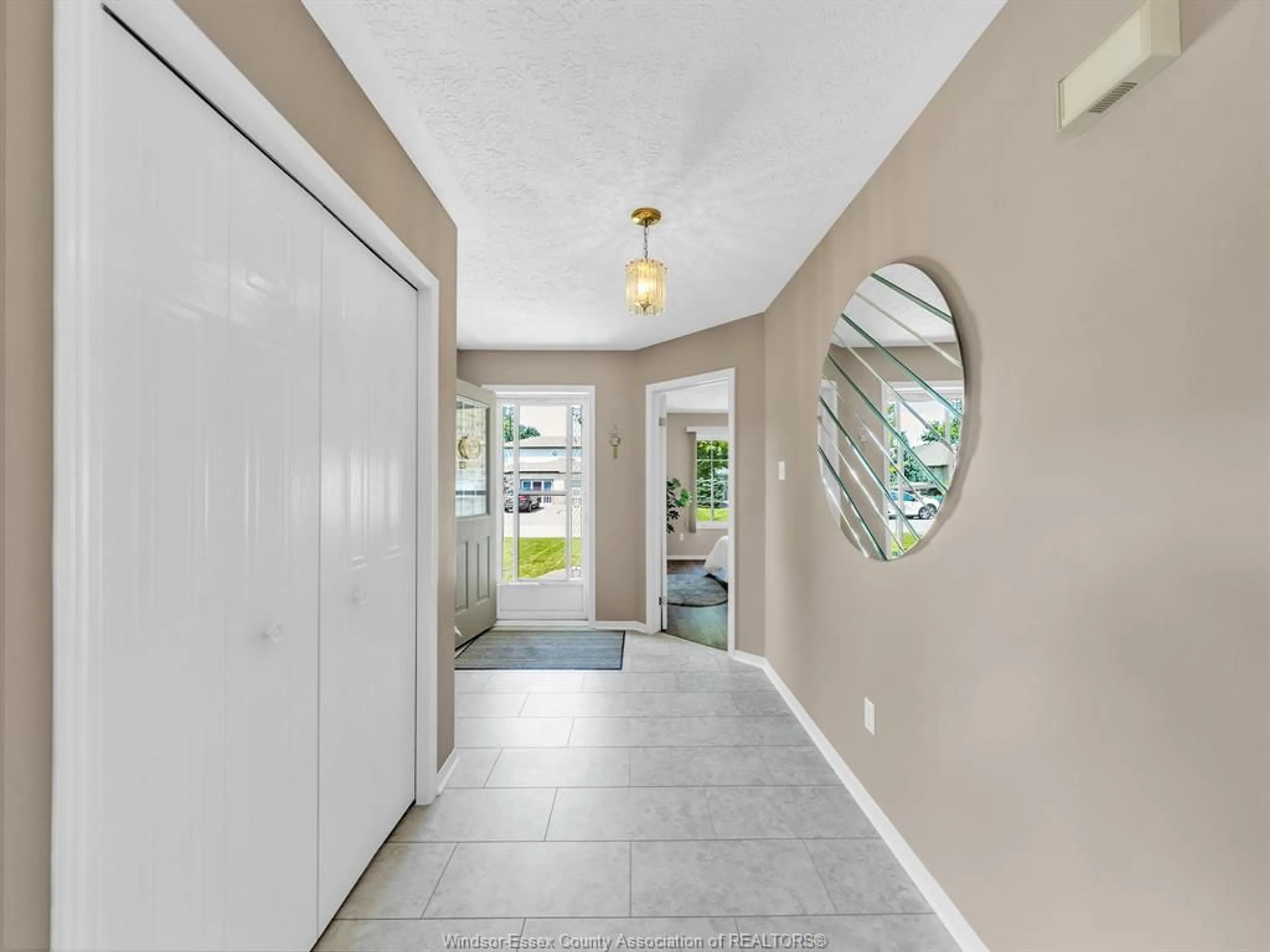 Indoor entryway for 341 RIDGEVIEW PL N, Amherstburg Ontario N9V 3Y6