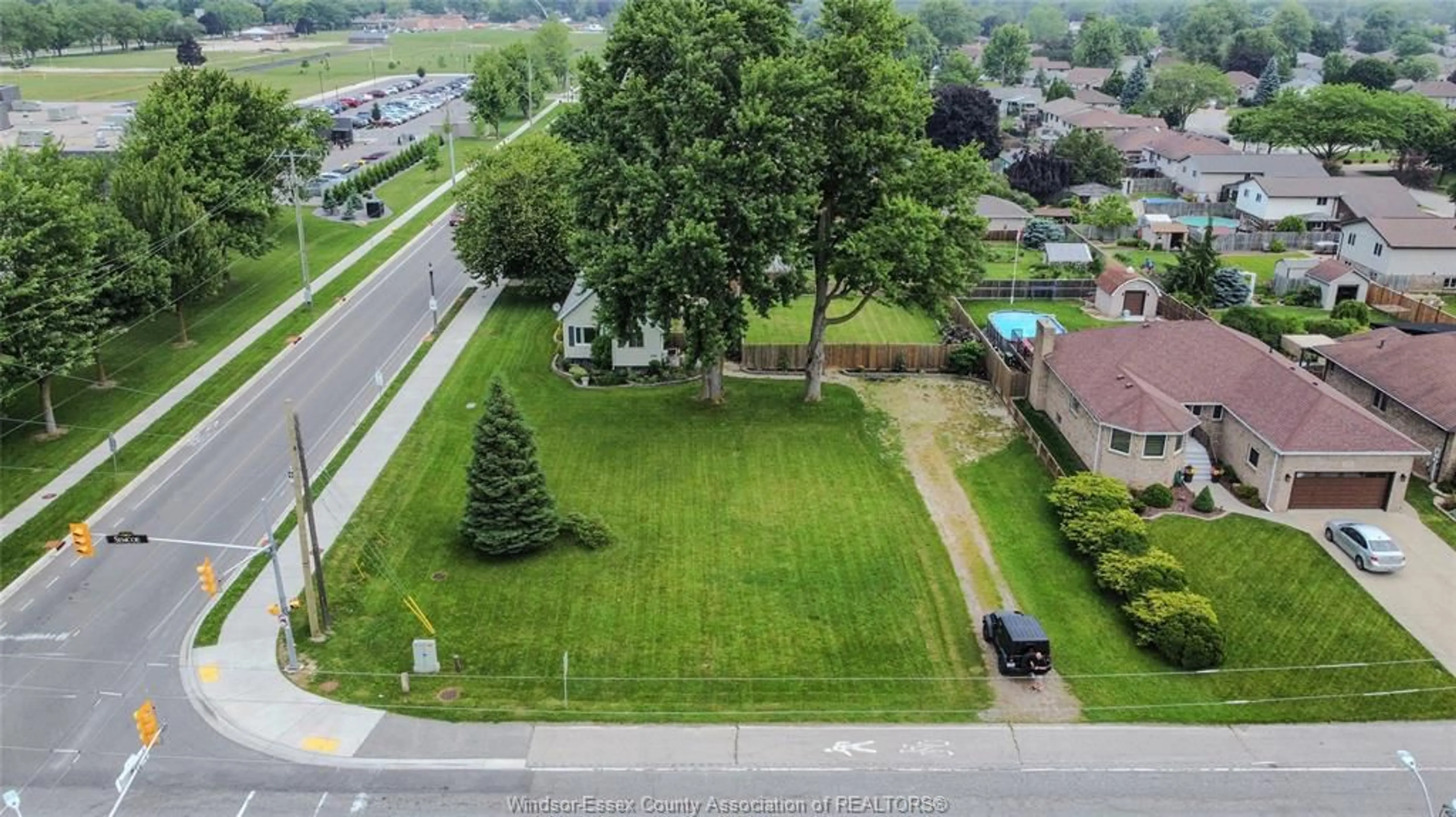A pic from outside/outdoor area/front of a property/back of a property/a pic from drone, street for 366 Simcoe, Amherstburg Ontario N9V 1N3
