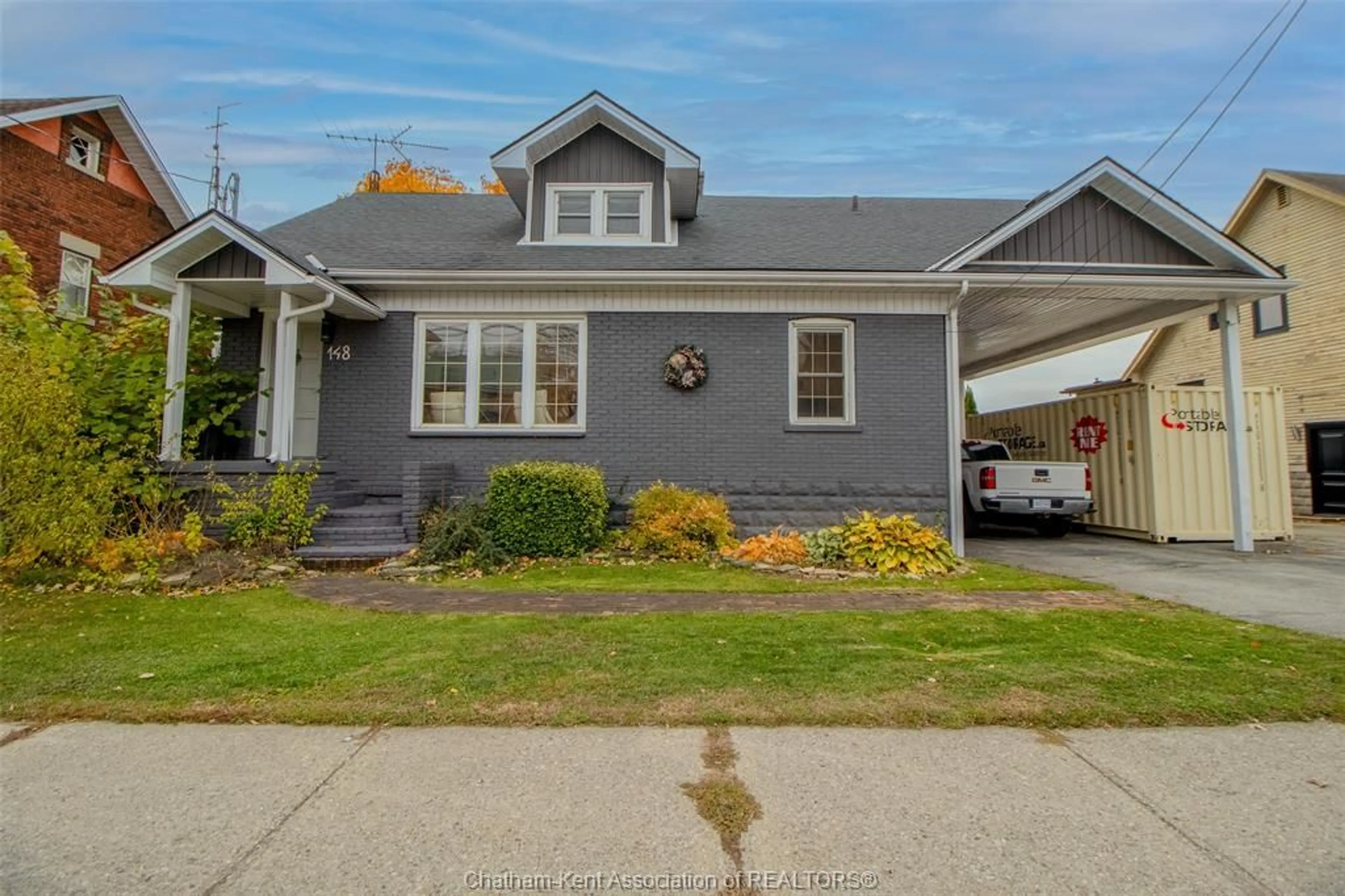 Home with vinyl exterior material, street for 148 Margaret St, Wallaceburg Ontario N8A 2A1