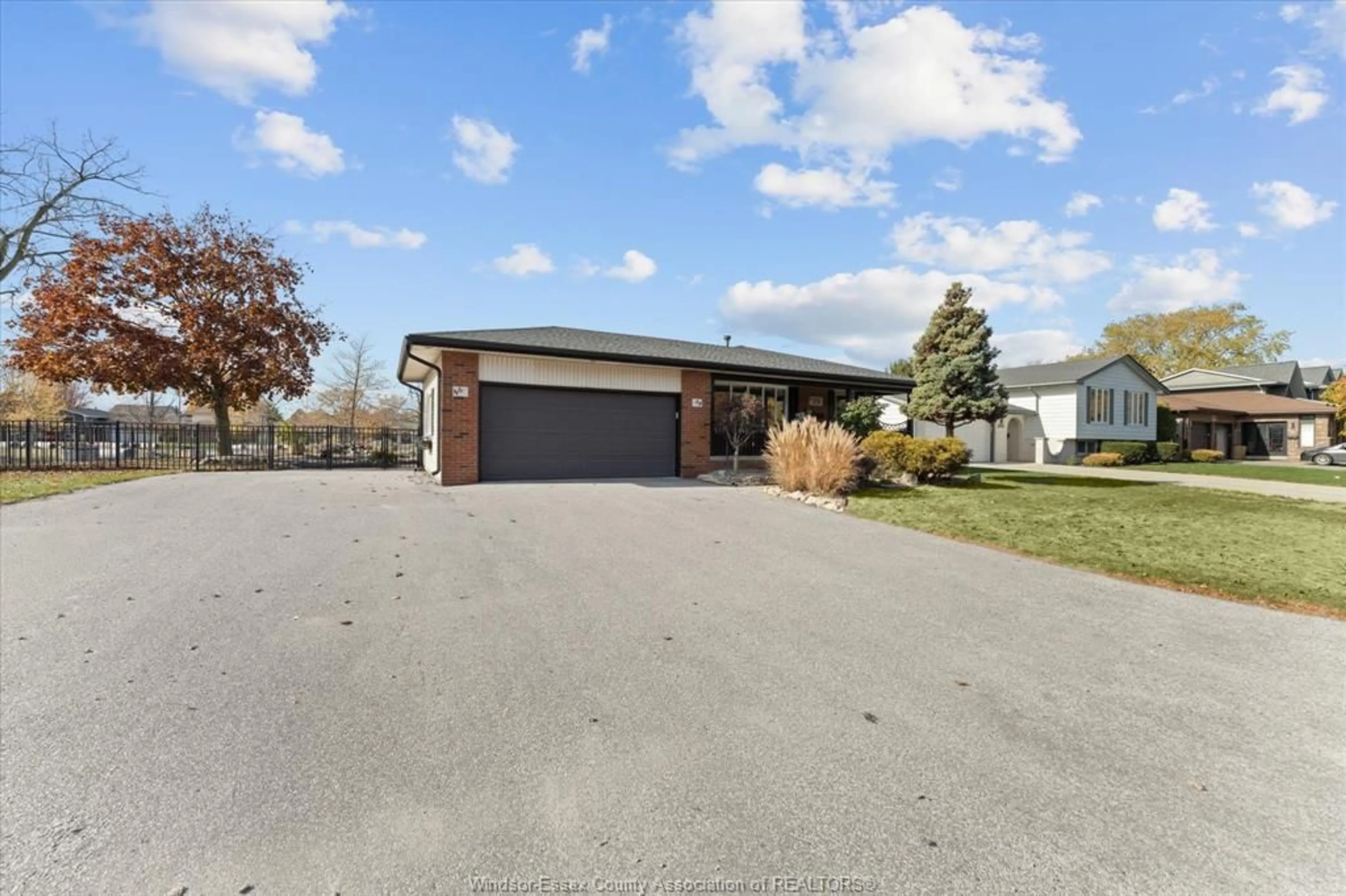 A pic from outside/outdoor area/front of a property/back of a property/a pic from drone, street for 175 Centennial Dr, Tecumseh Ontario N8N 2N7