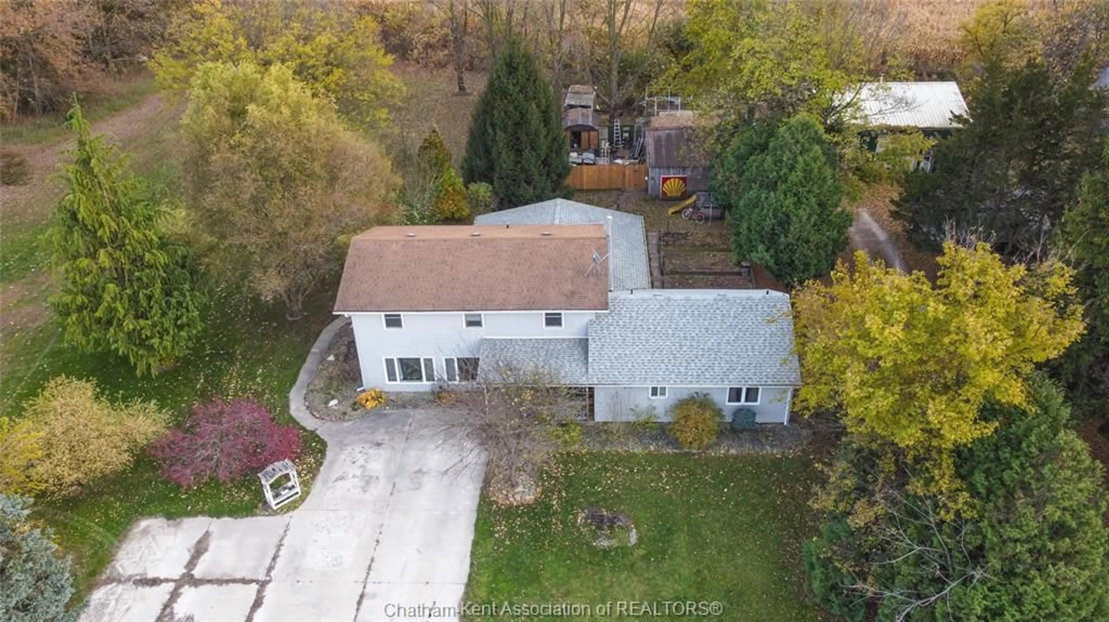 A pic from outside/outdoor area/front of a property/back of a property/a pic from drone, building for 13136 EVERGREEN Line, Thamesville Ontario N0P 2K0