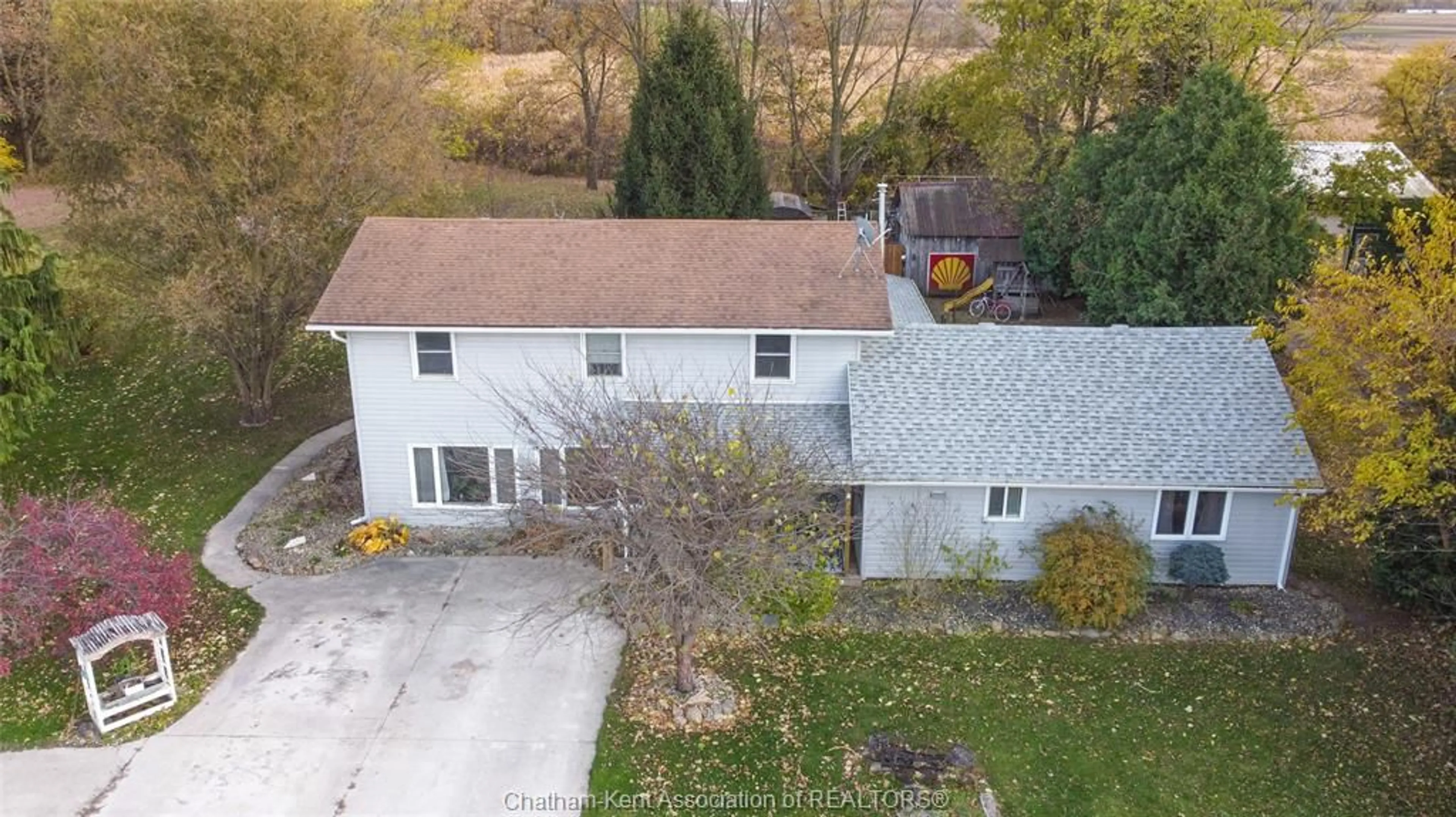 A pic from outside/outdoor area/front of a property/back of a property/a pic from drone, unknown for 13136 EVERGREEN Line, Thamesville Ontario N0P 2K0