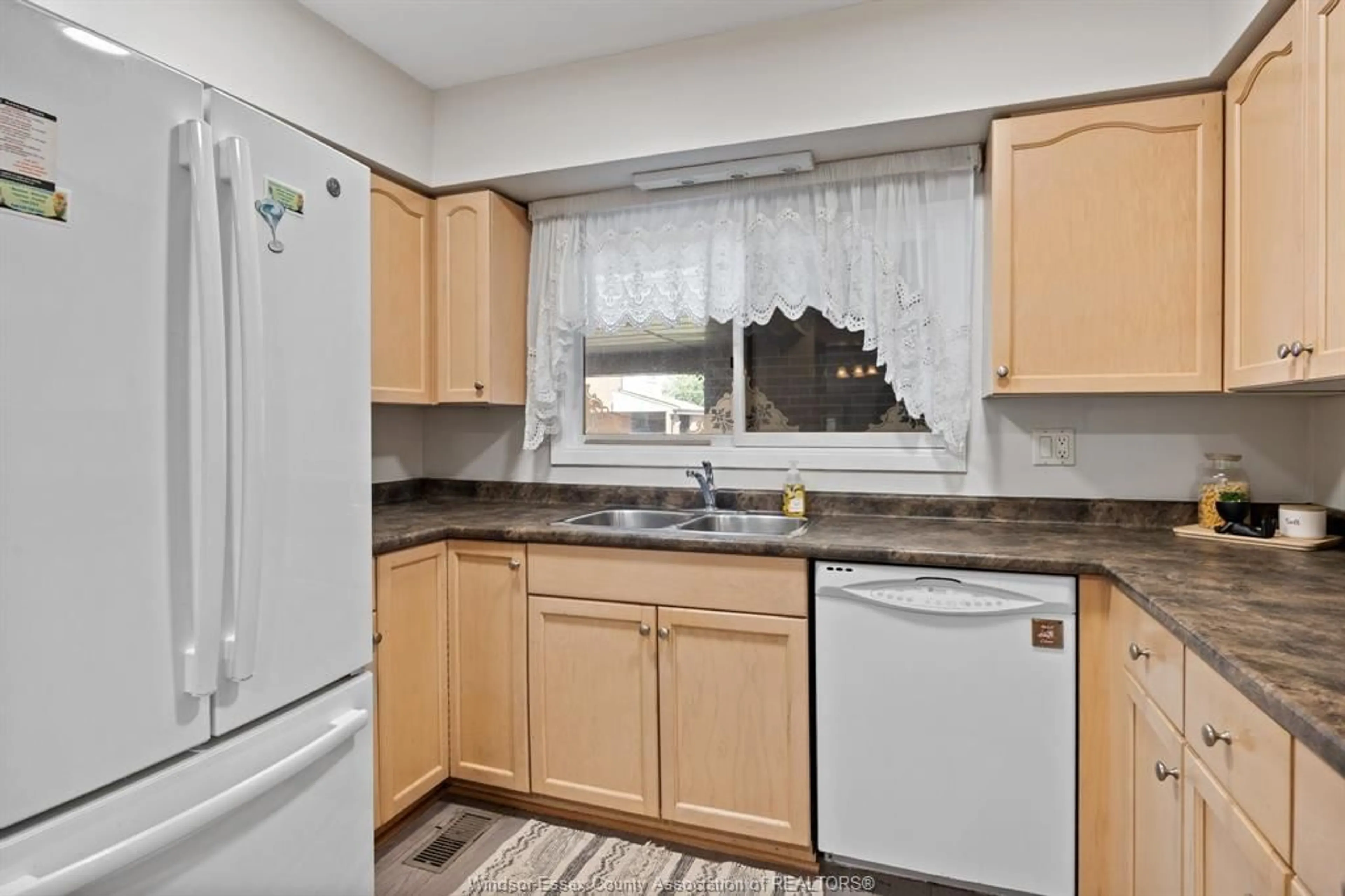 Standard kitchen, unknown for 201 CONCESSION 3 #17, Harrow Ontario N0R 1G0