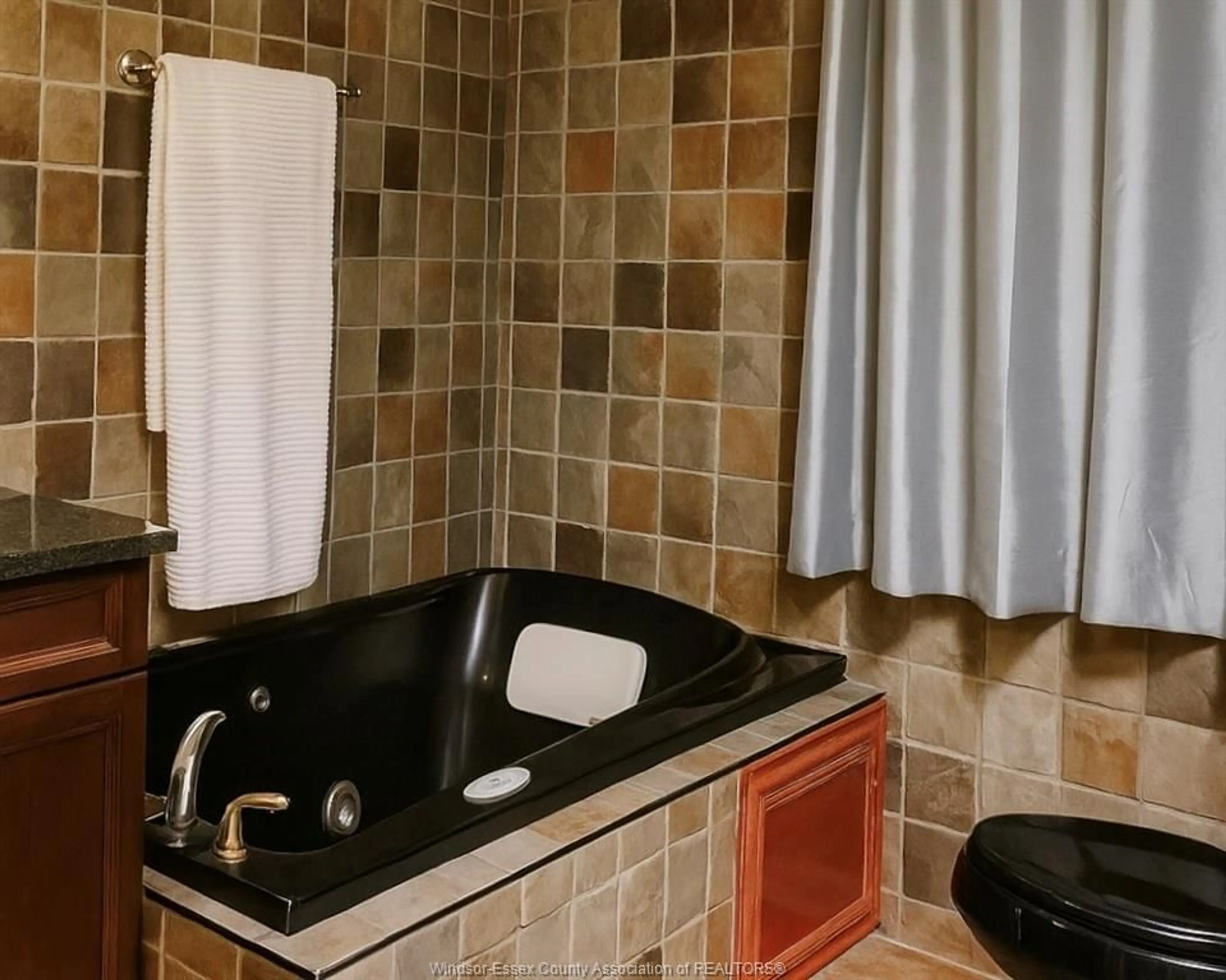 Standard bathroom, ceramic/tile floor for 3086 AVONDALE Ave, Windsor Ontario N9E 1X3