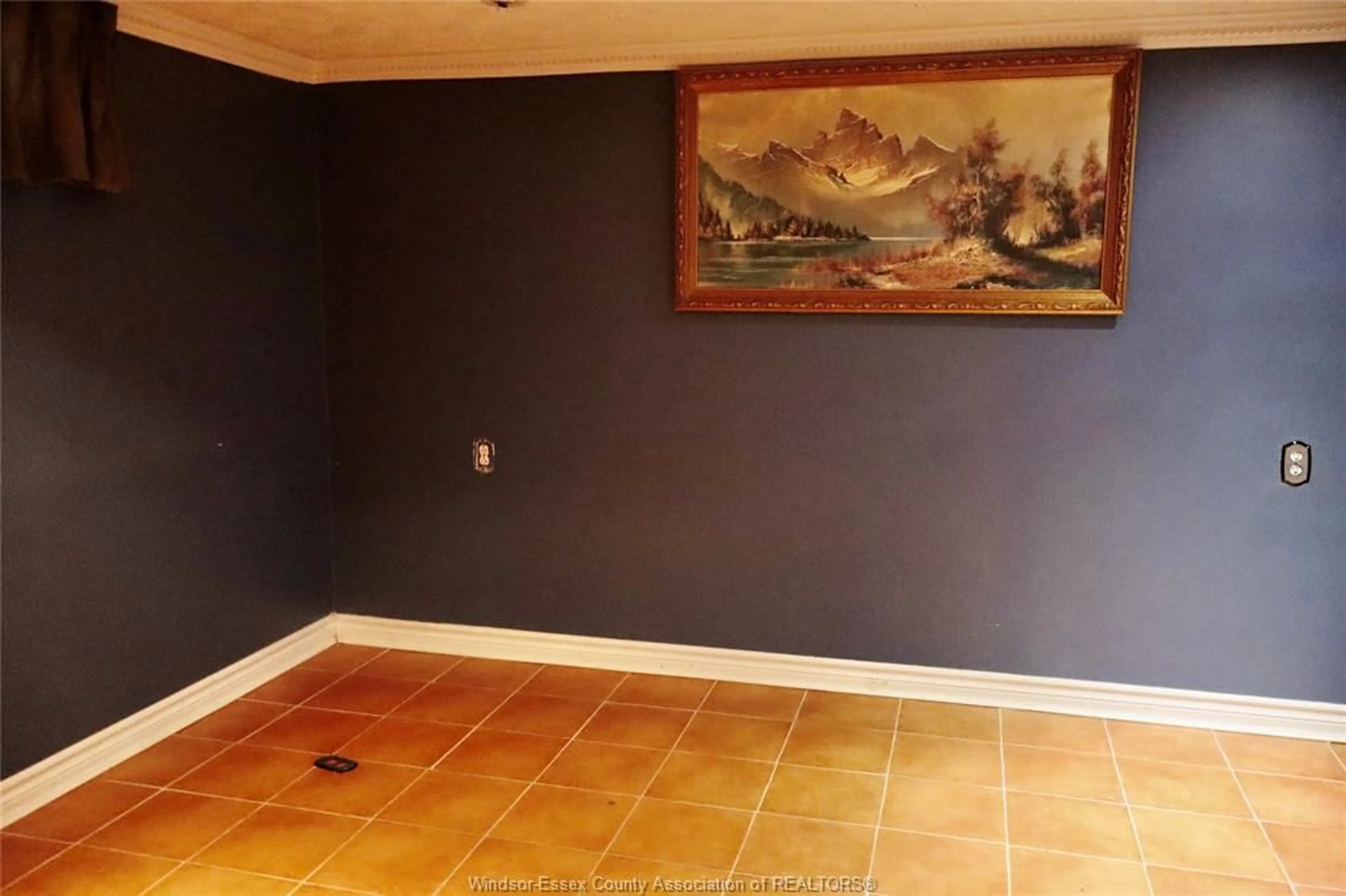 Indoor foyer for 3086 AVONDALE Ave, Windsor Ontario N9E 1X3