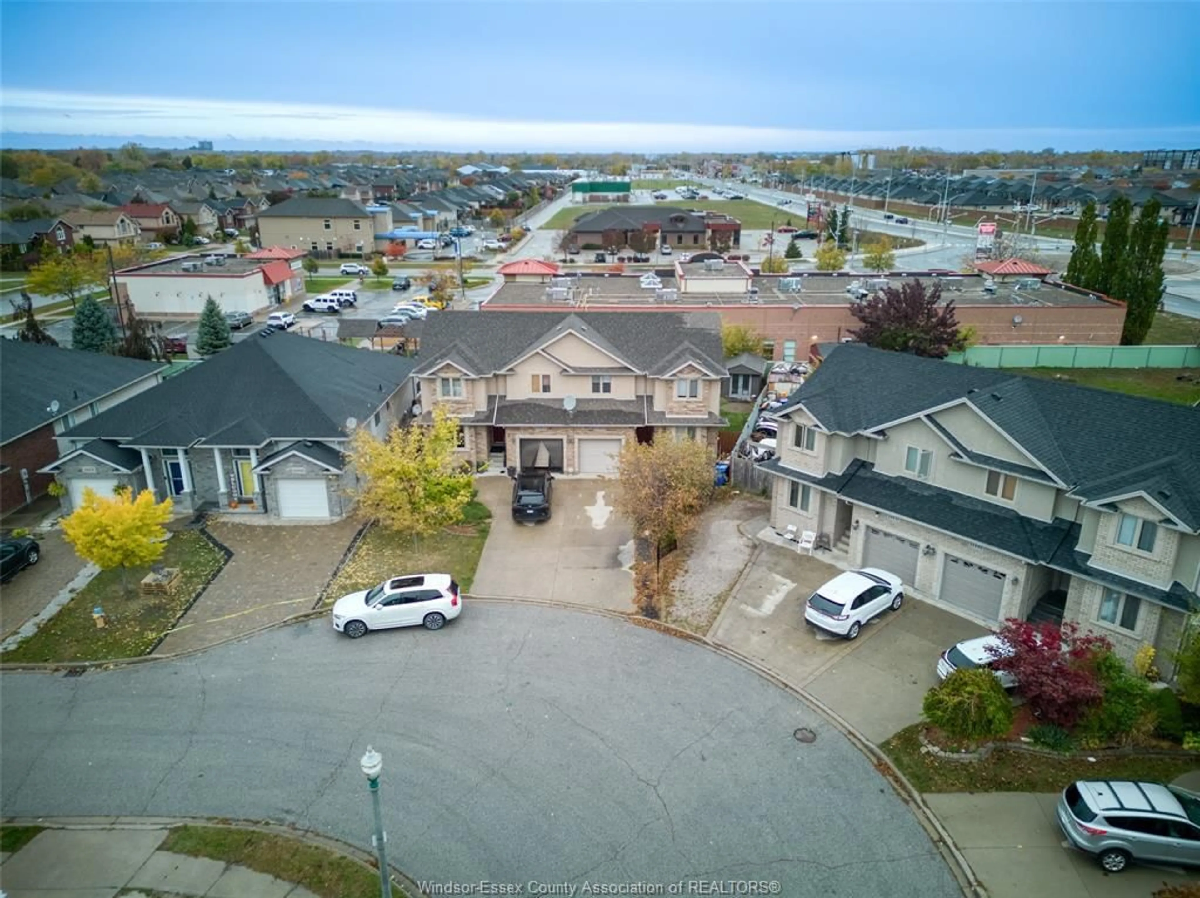 A pic from outside/outdoor area/front of a property/back of a property/a pic from drone, street for 11460 TIMBER BAY Cres, Windsor Ontario N8R 2K9