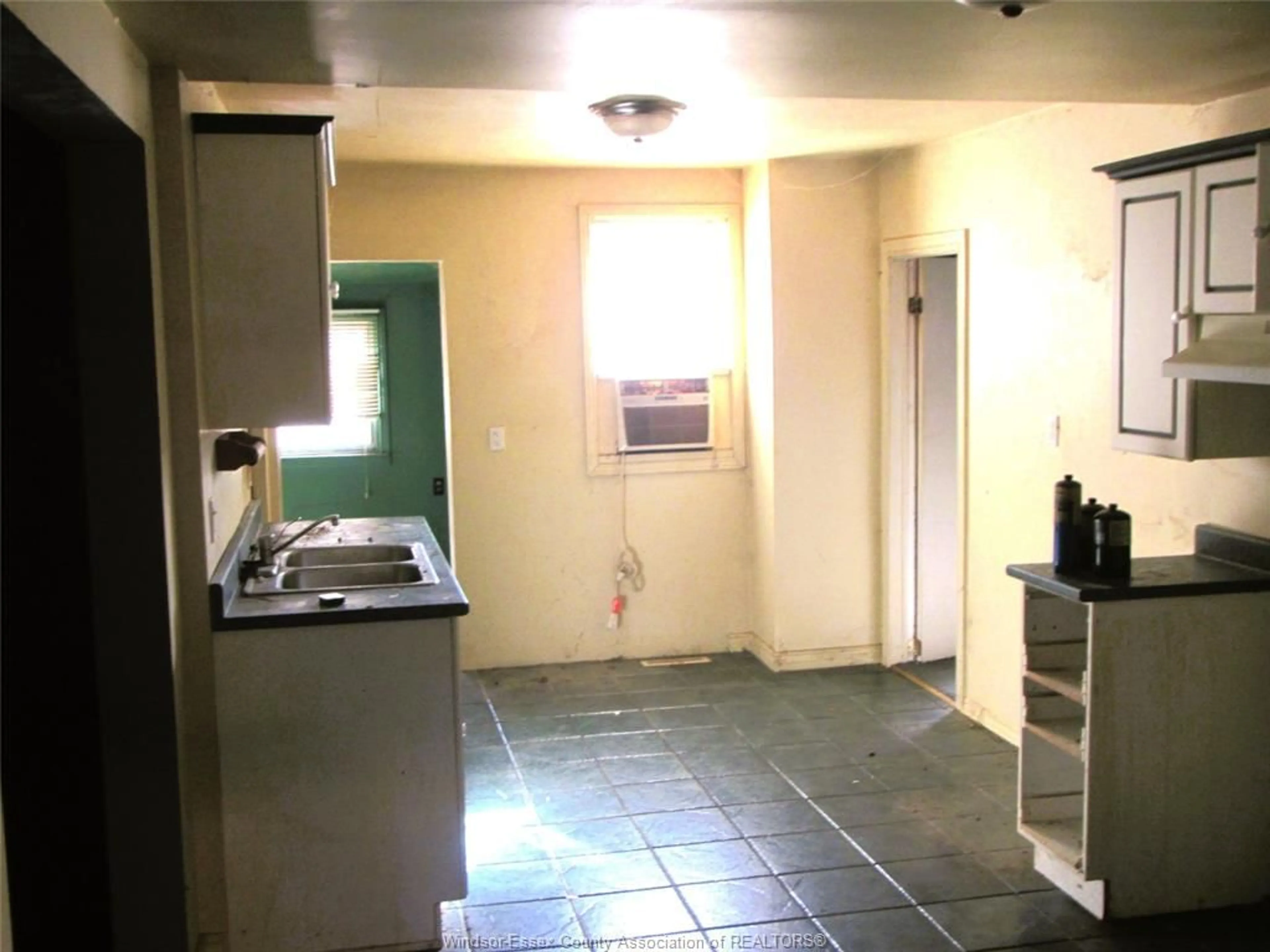 A pic of a room for 611 CHARLES Ave, Windsor Ontario N8X 3G6