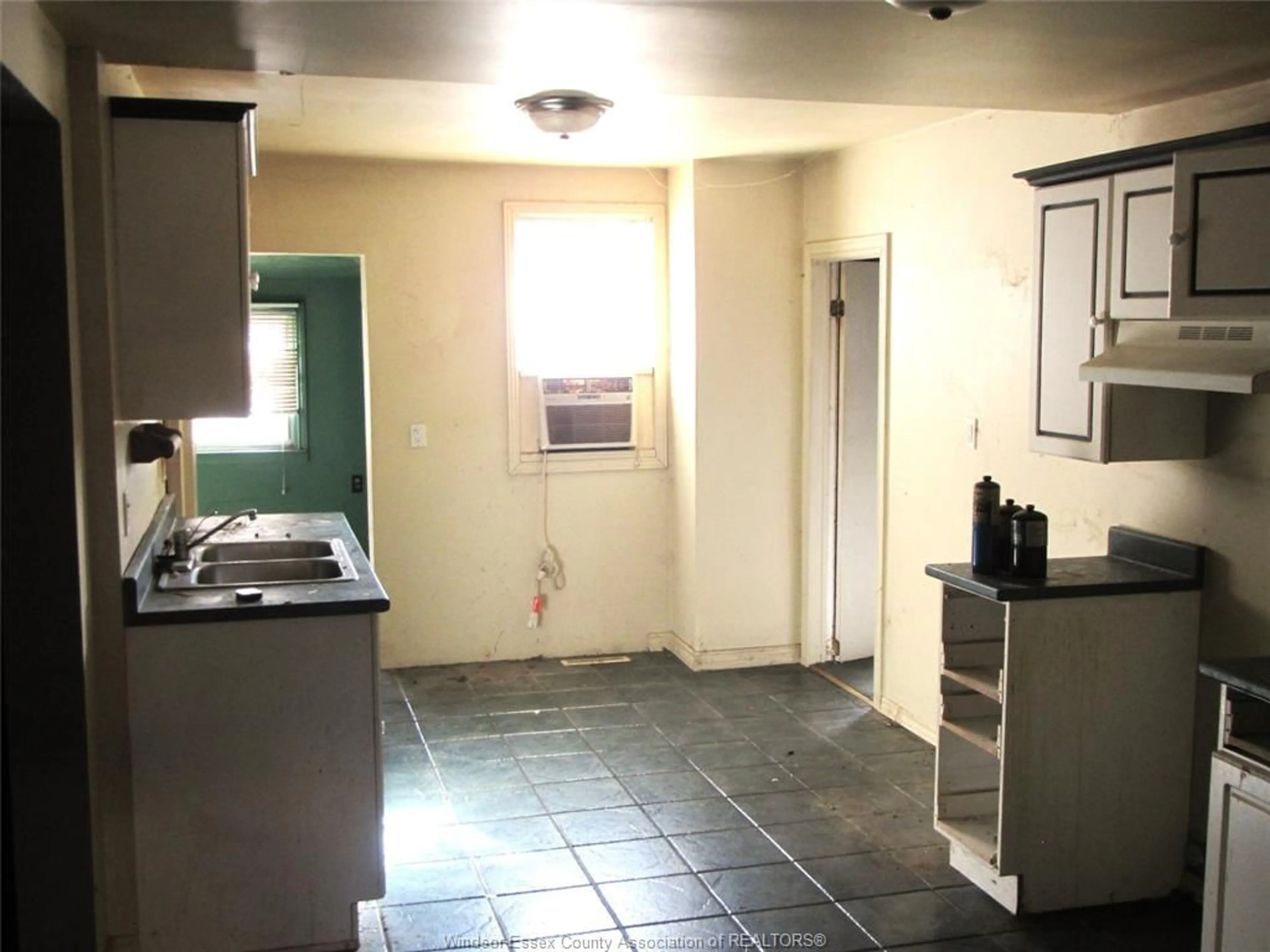 Standard kitchen, unknown for 611 CHARLES Ave, Windsor Ontario N8X 3G6