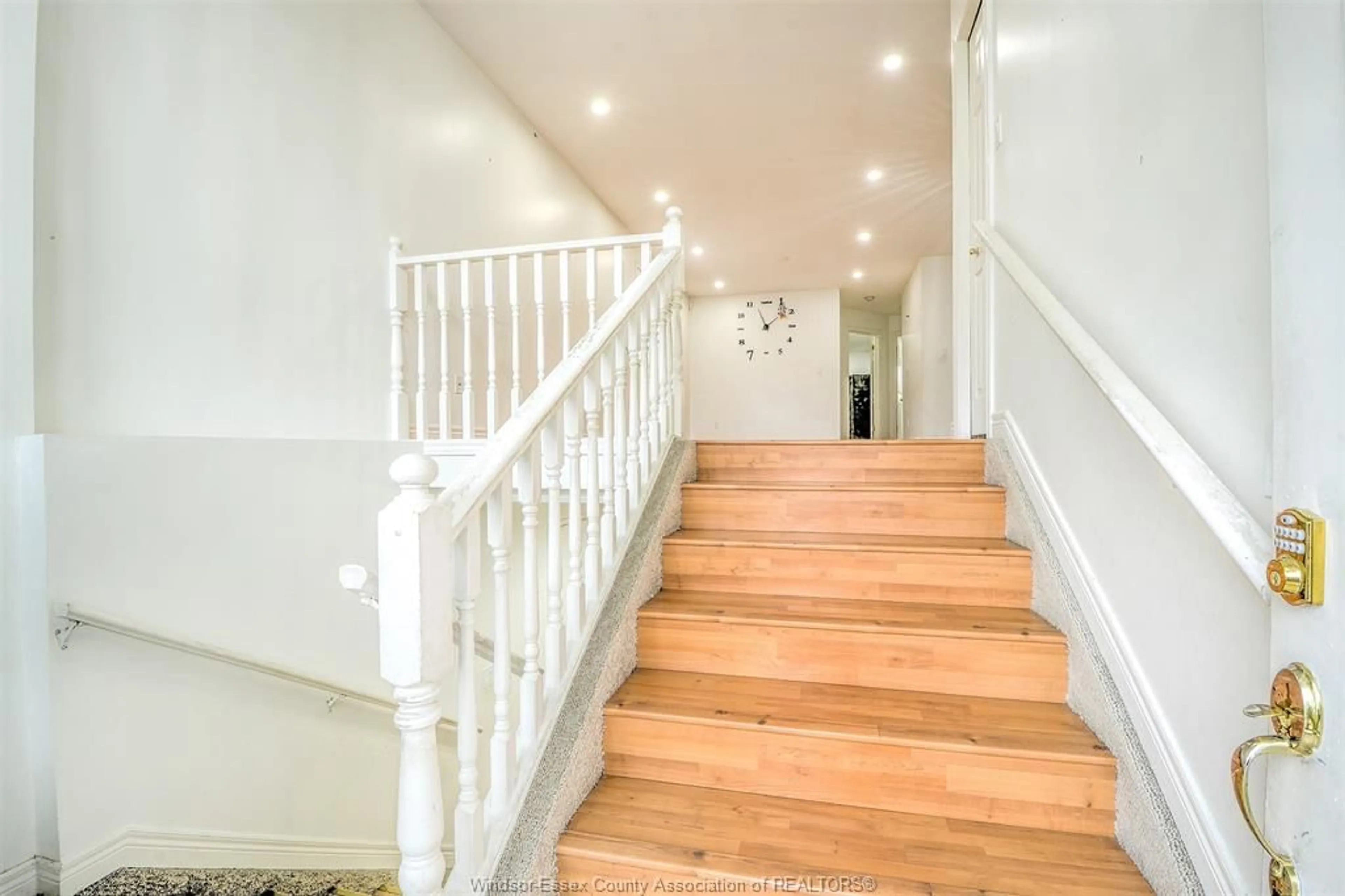 Indoor foyer for 1694 SAGEBRUSH Crt, Windsor Ontario N9G 3B8