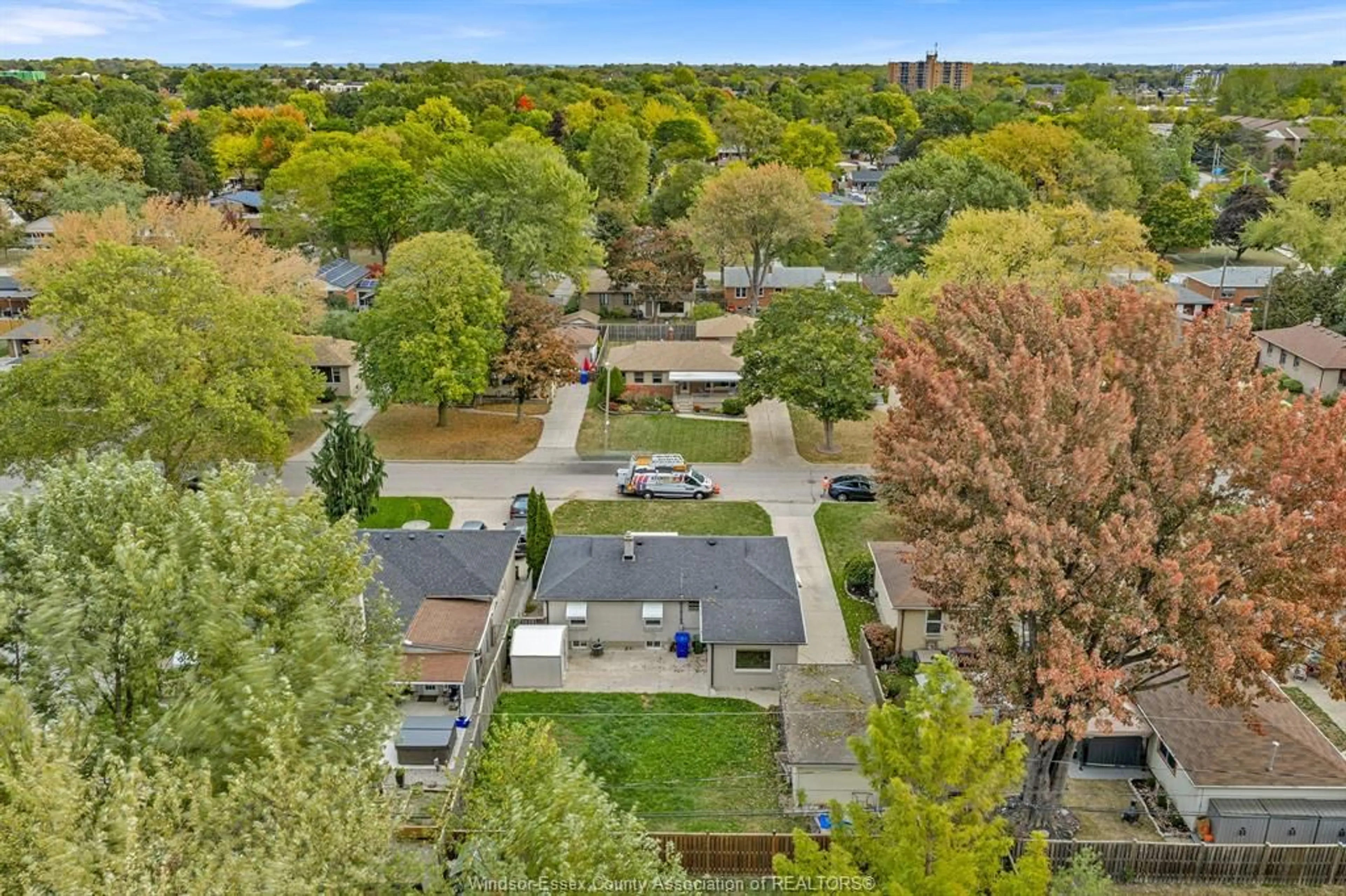 A pic from outside/outdoor area/front of a property/back of a property/a pic from drone, city buildings view from balcony for 1269 VIRGINIA, Windsor Ontario N8S 2Z1