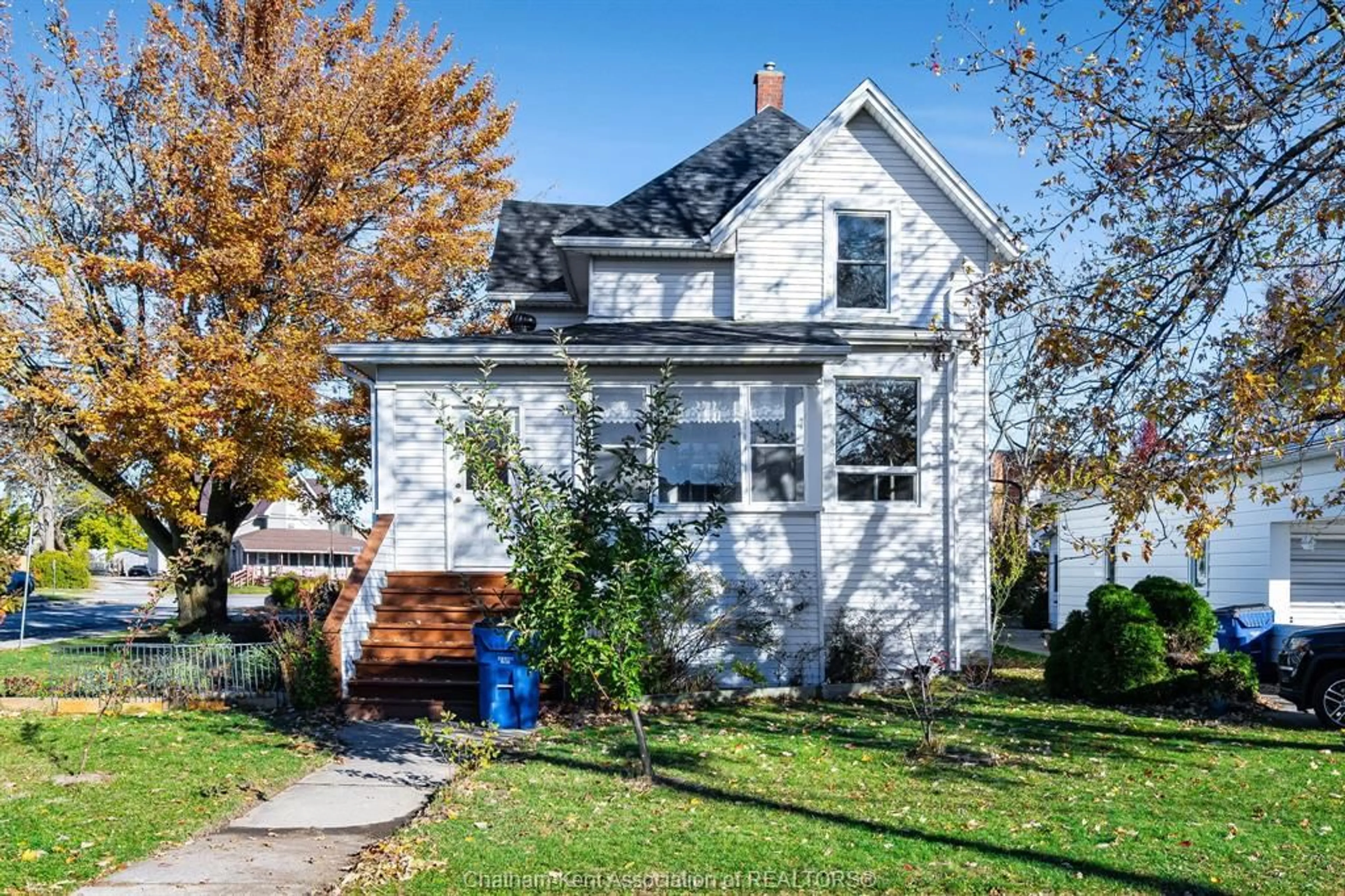 Home with vinyl exterior material, street for 13 Fort St, Tilbury Ontario N0P 2L0