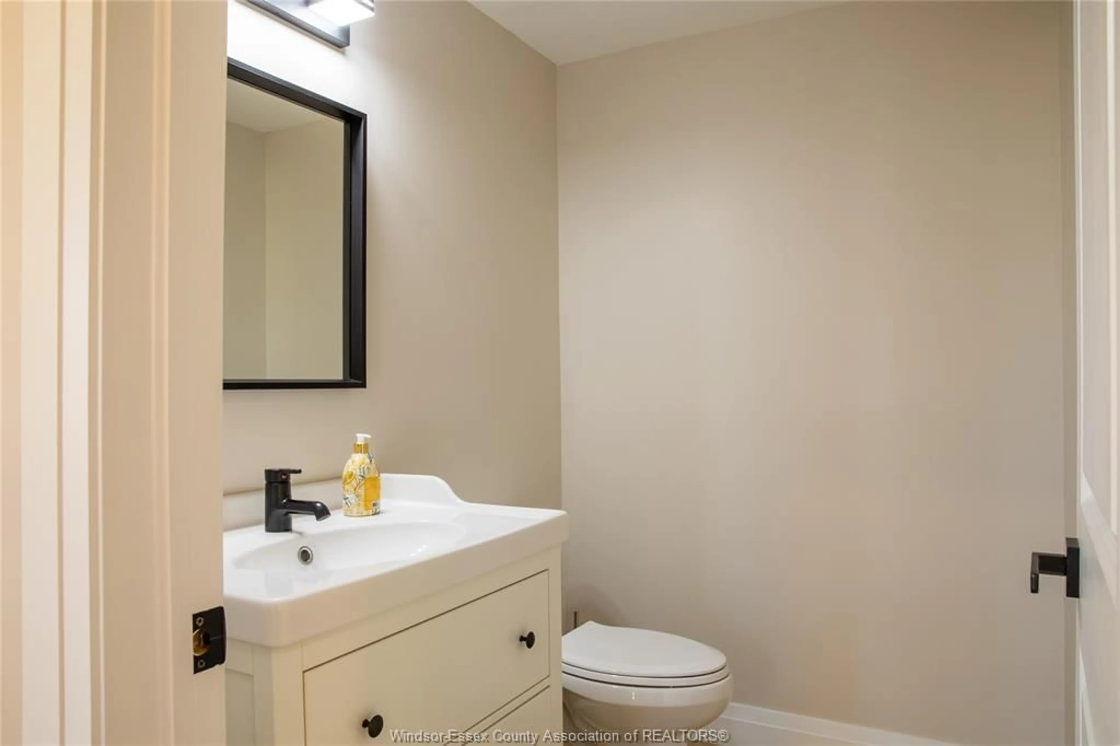 Standard bathroom, ceramic/tile floor for 737 CHARLES St, Windsor Ontario N8X 3G7