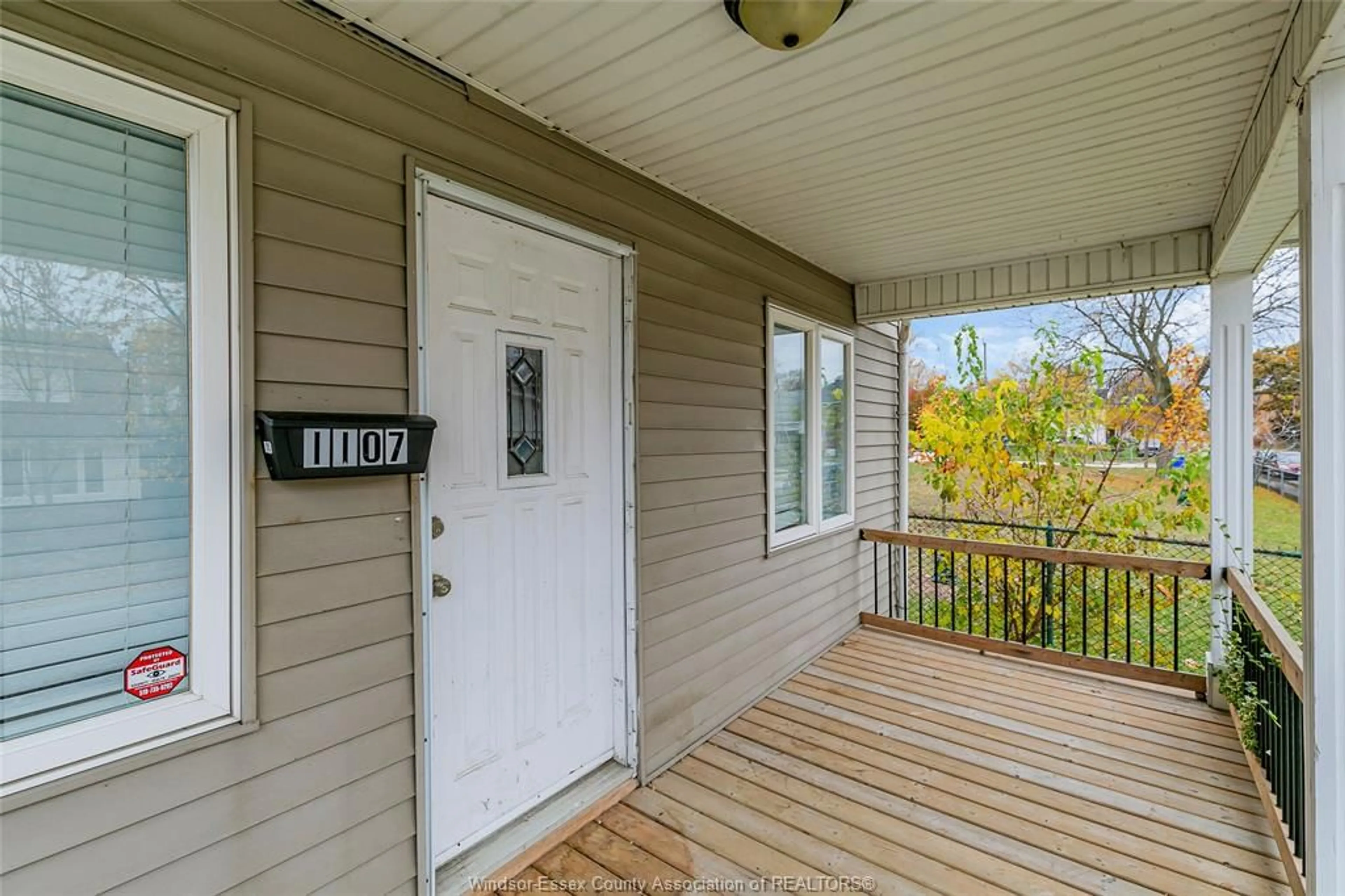 Indoor entryway for 1107 UNIVERSITY Ave, Windsor Ontario N9A 3A5