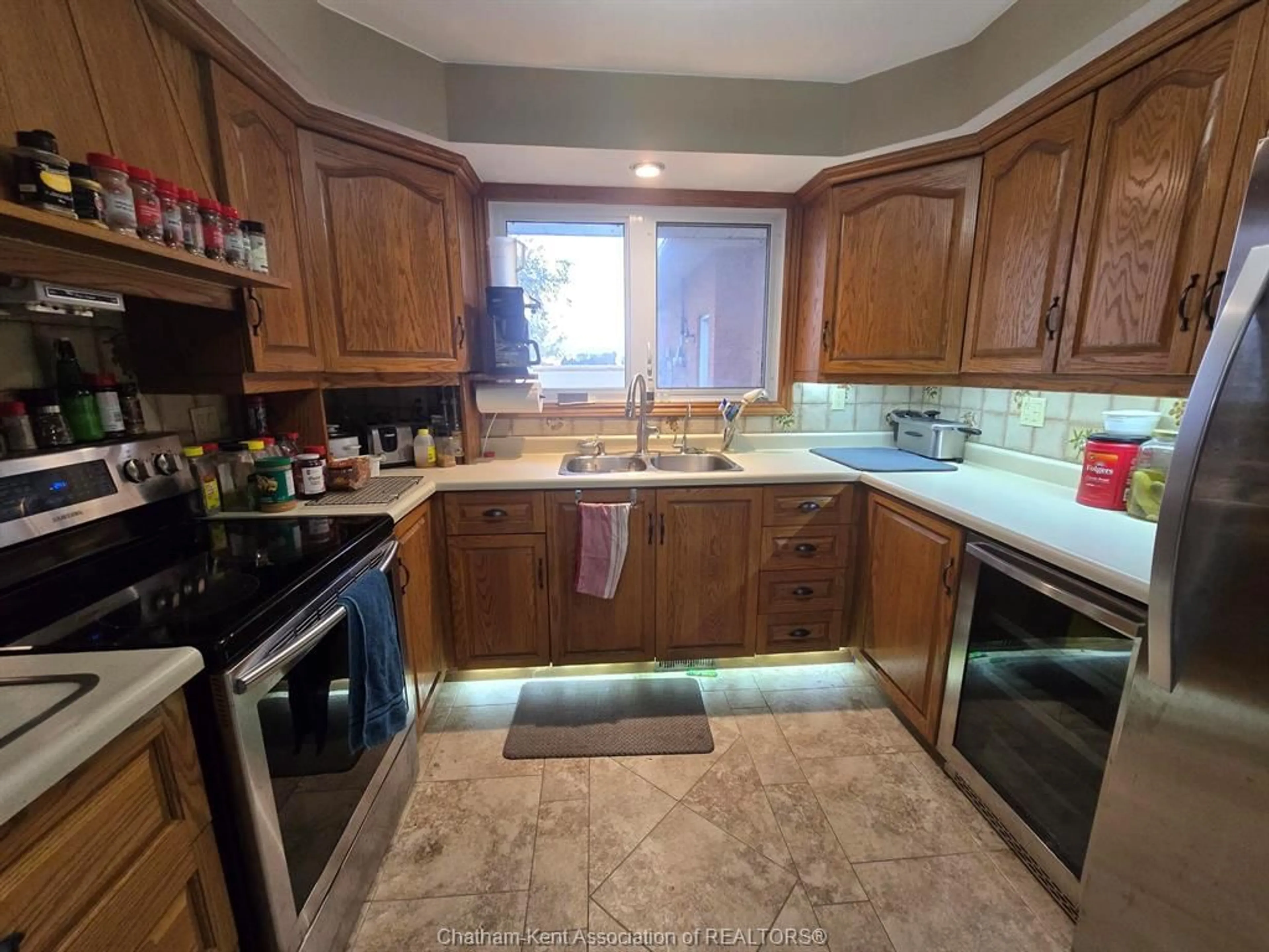 Standard kitchen, unknown for 8179 HERITAGE Line, Chatham-Kent Ontario N8A 4L3