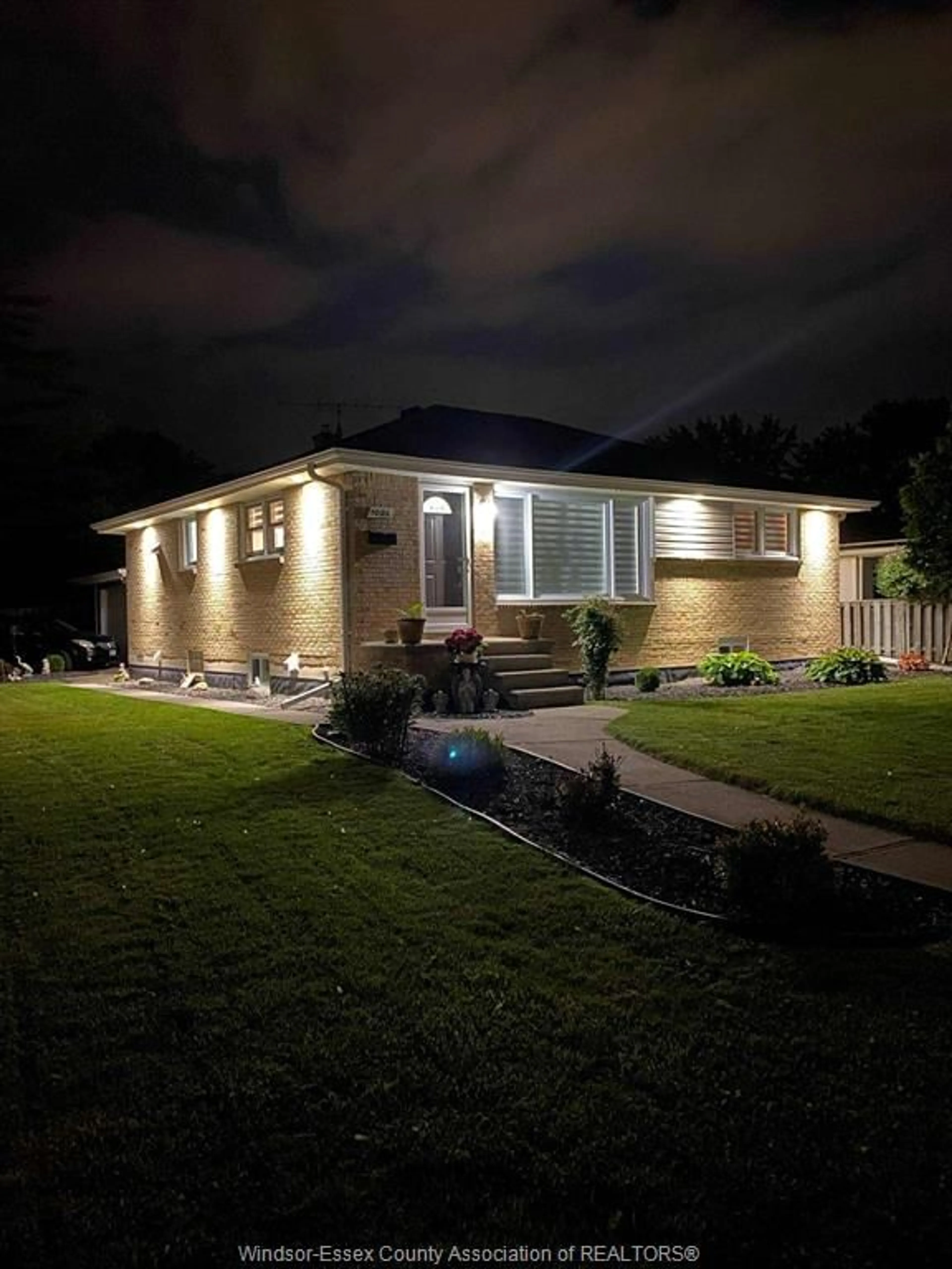 A pic from outside/outdoor area/front of a property/back of a property/a pic from drone, unknown for 1006 BUCKINGHAM Rd, Windsor Ontario N8S 2E3