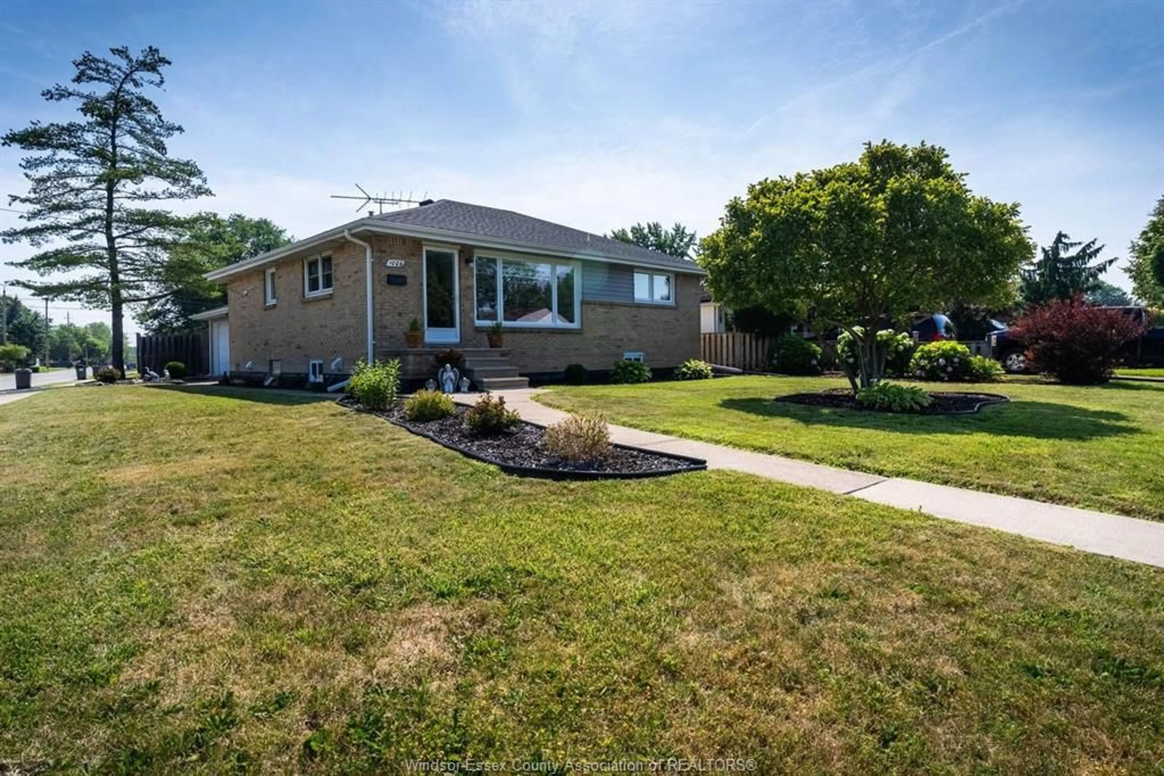 A pic from outside/outdoor area/front of a property/back of a property/a pic from drone, street for 1006 BUCKINGHAM Rd, Windsor Ontario N8S 2E3