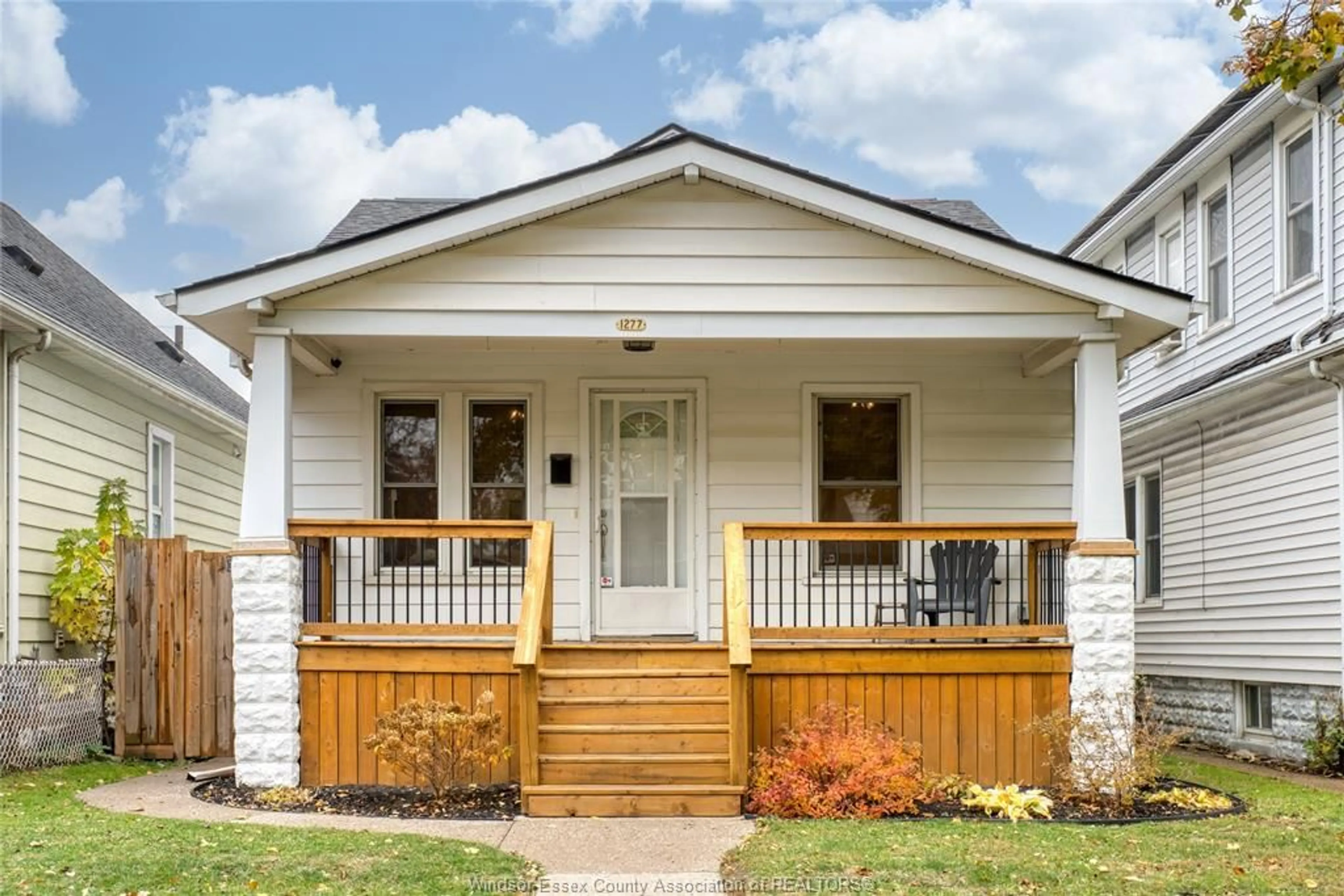 Home with vinyl exterior material, street for 1277 Lincoln, Windsor Ontario N8Y 2H9