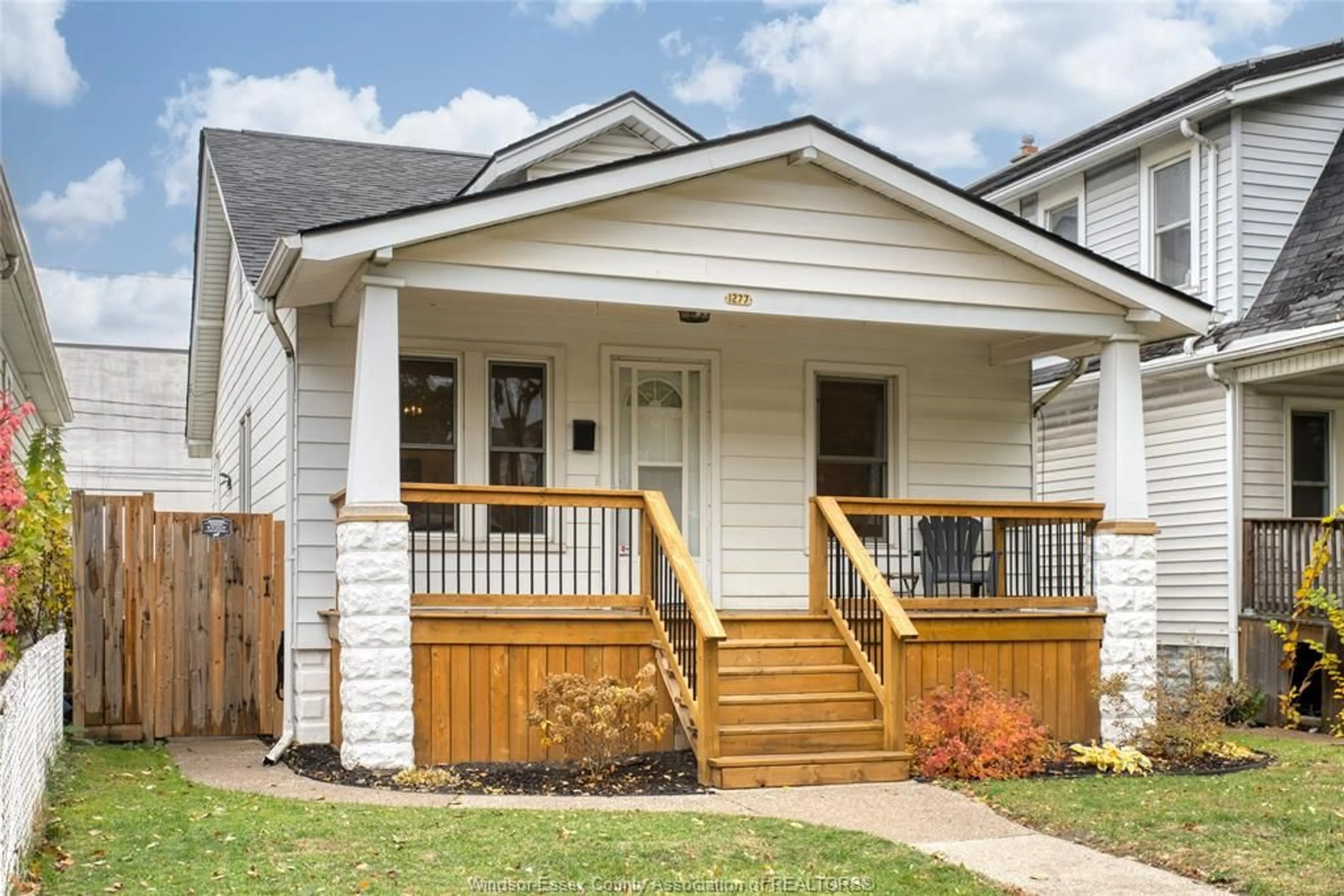 Home with vinyl exterior material, street for 1277 Lincoln, Windsor Ontario N8Y 2H9