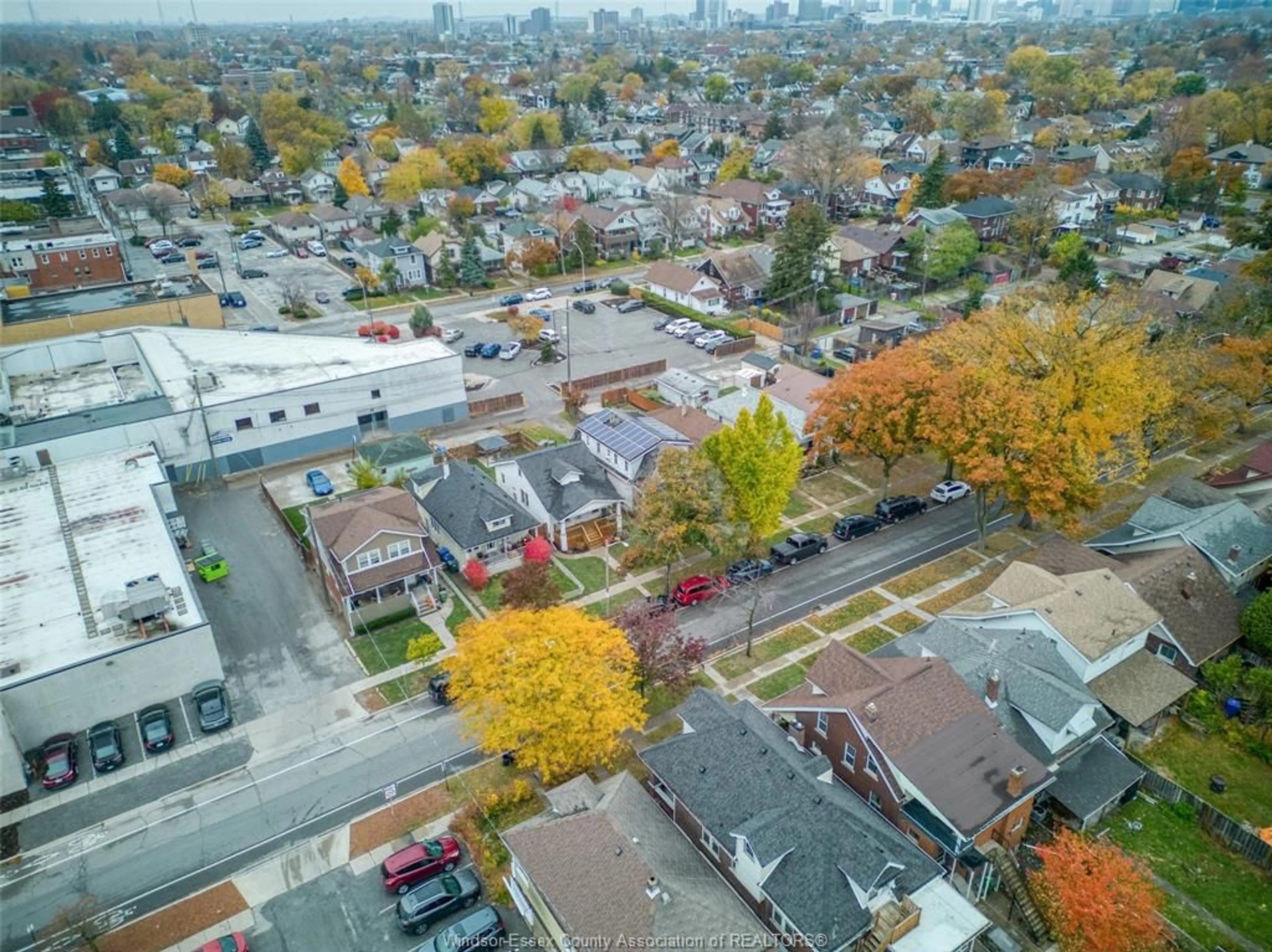 A pic from outside/outdoor area/front of a property/back of a property/a pic from drone, street for 1277 Lincoln, Windsor Ontario N8Y 2H9