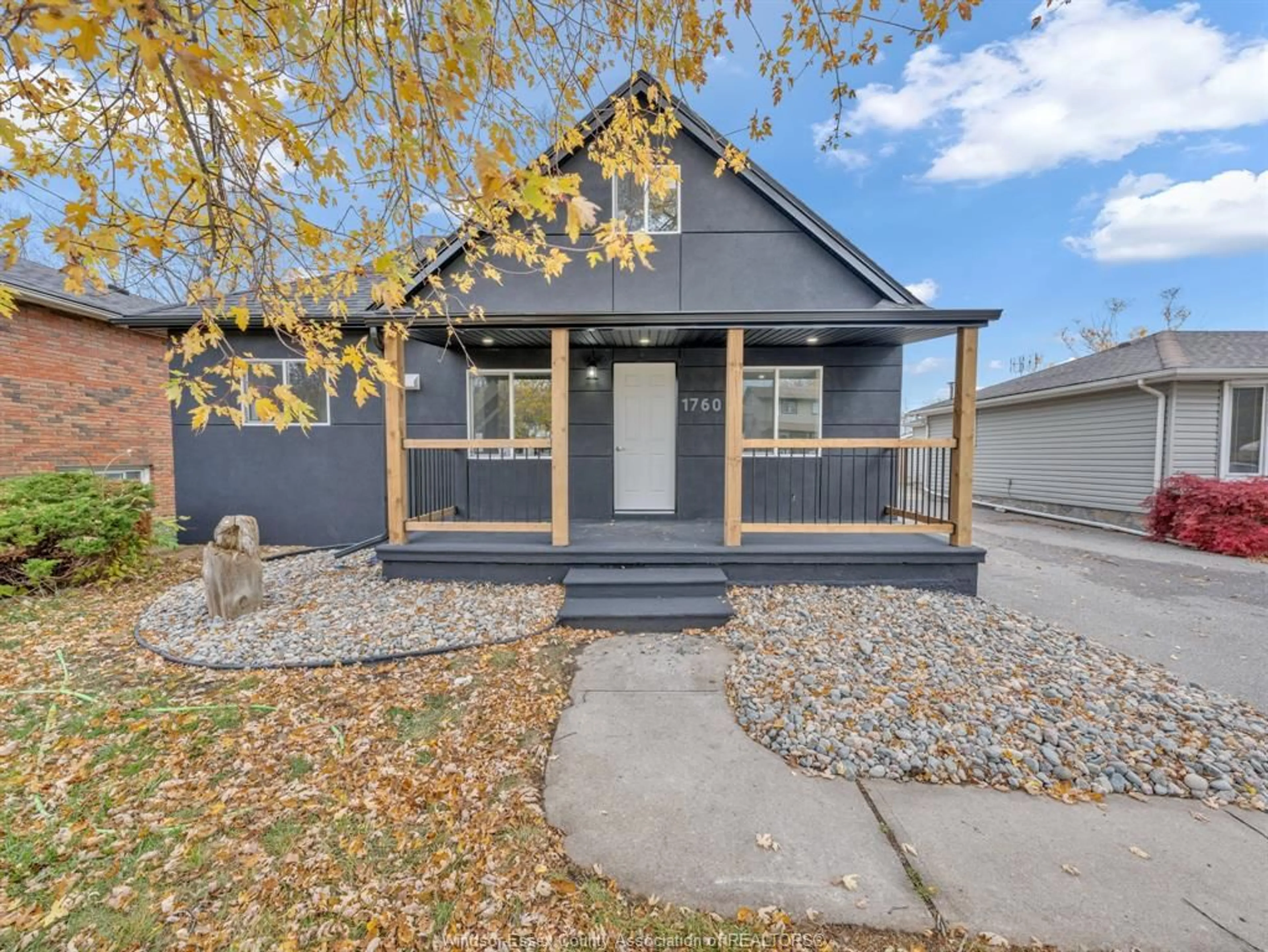 Home with vinyl exterior material, street for 1760 JEFFERSON Blvd, Windsor Ontario N8T 2V8