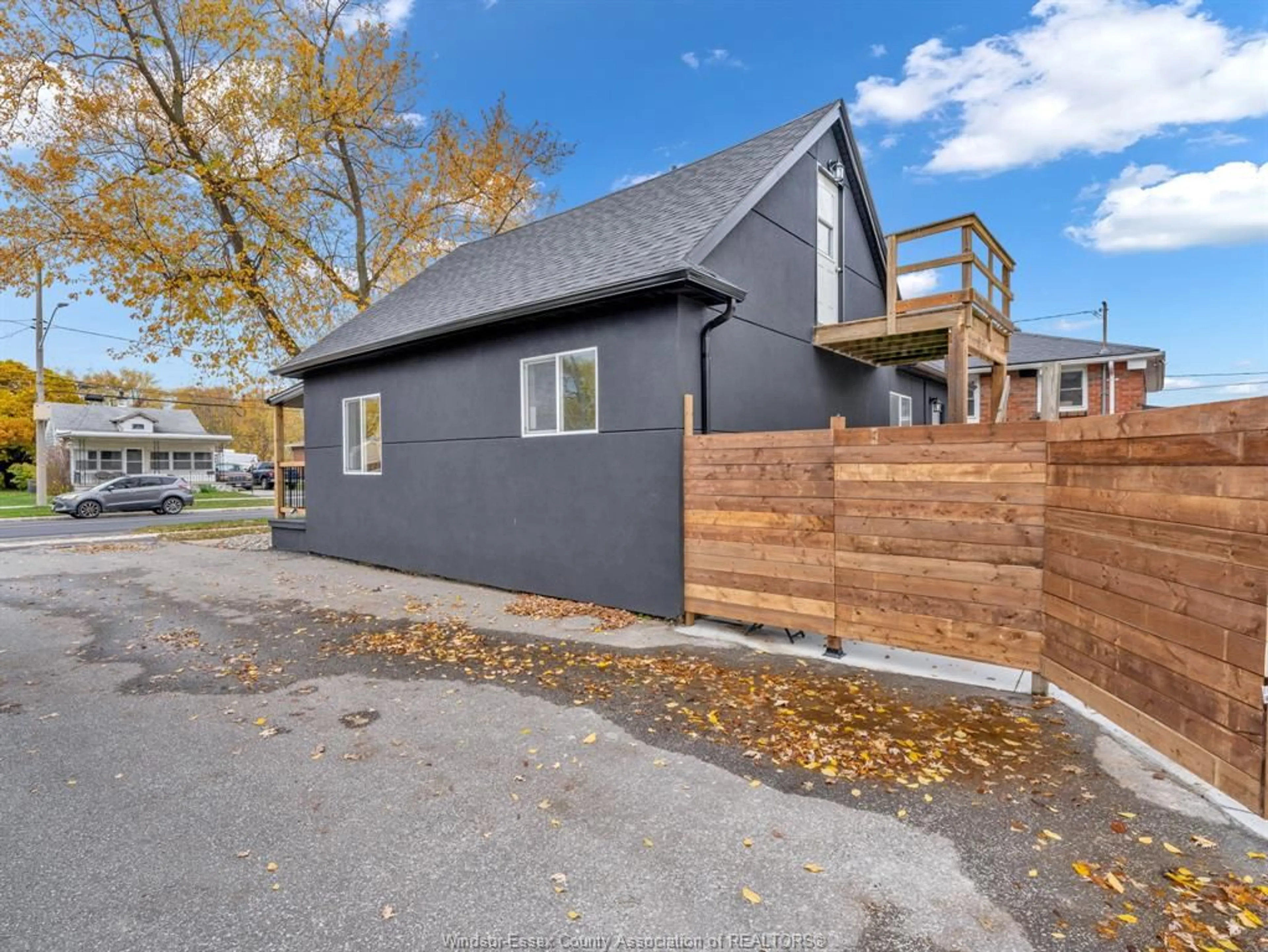 Home with vinyl exterior material, street for 1760 JEFFERSON Blvd, Windsor Ontario N8T 2V8