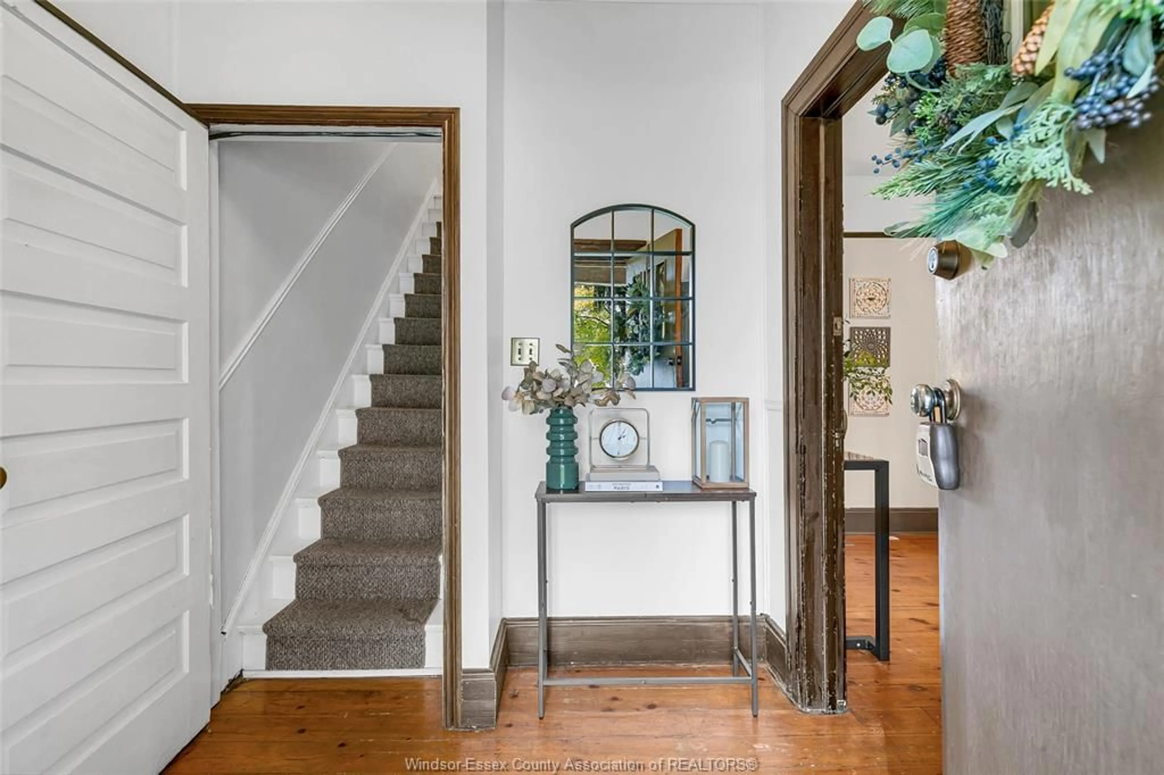 Indoor entryway for 1086 MONMOUTH, Windsor Ontario N8Y 3L7