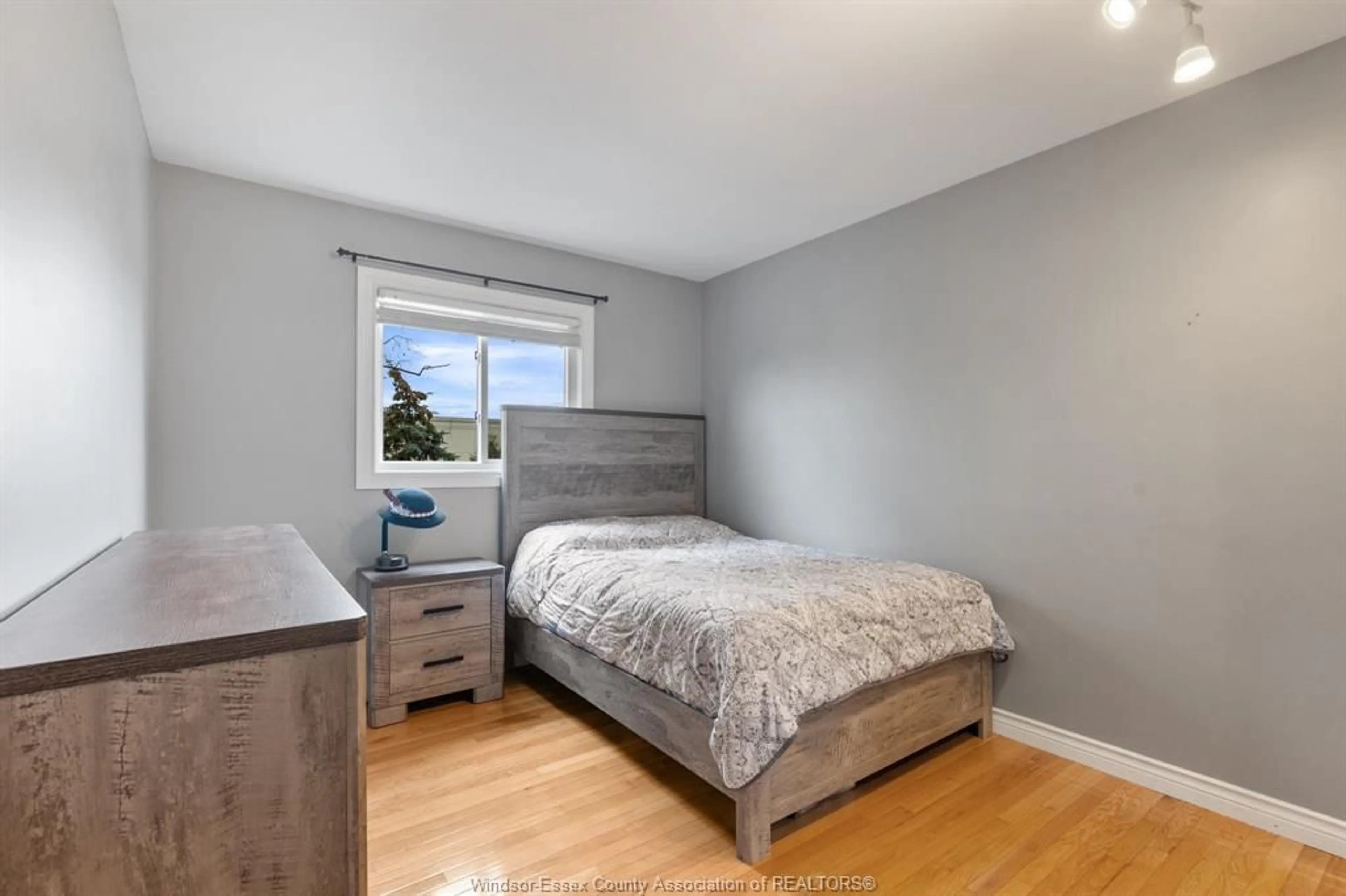 Bedroom with bed, wood/laminate floor for 509 DRESDEN, Tecumseh Ontario N8N 4B1