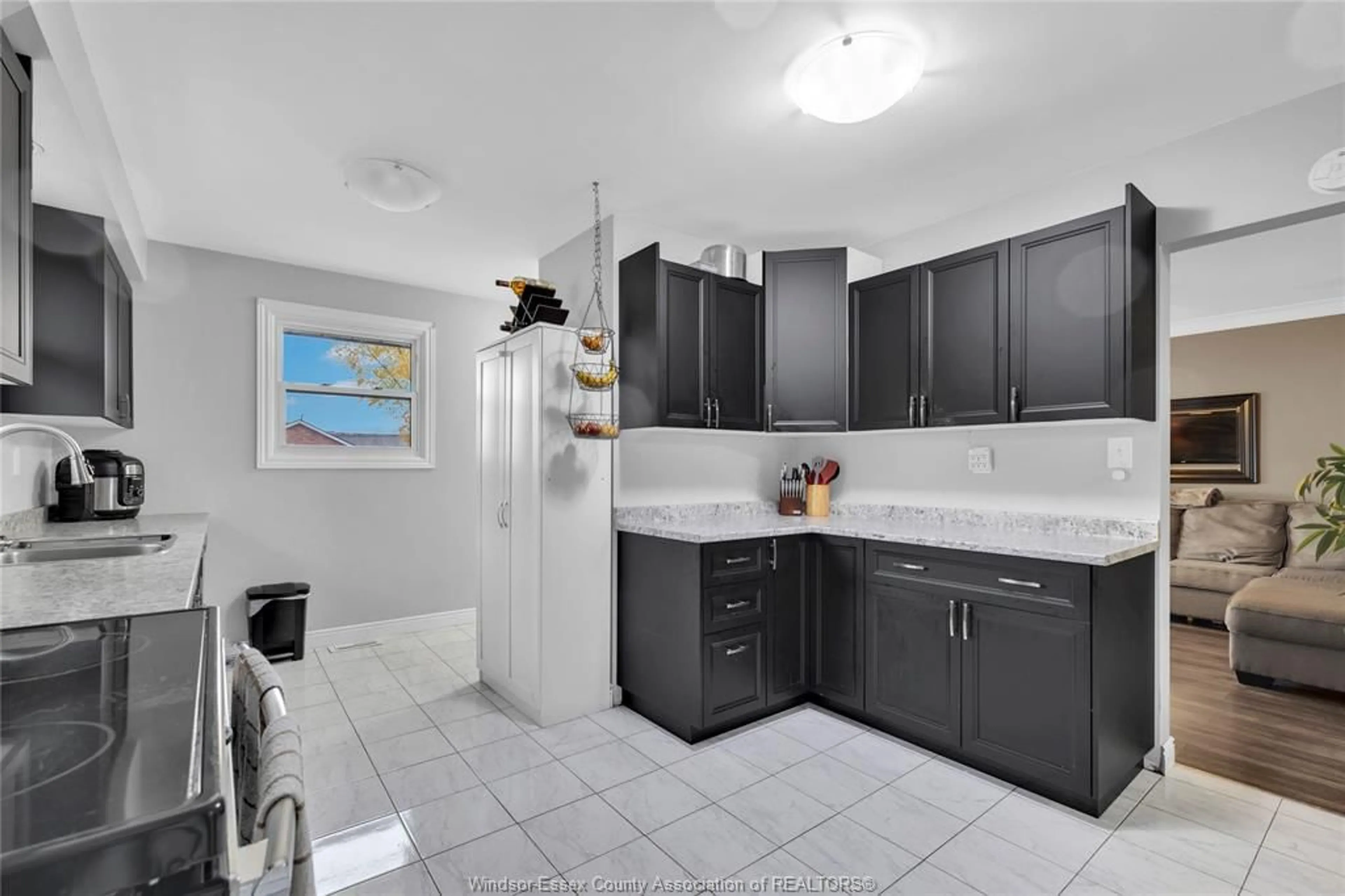 Standard kitchen, ceramic/tile floor for 1270 LAURENDEAU, Windsor Ontario N8Y 4B5