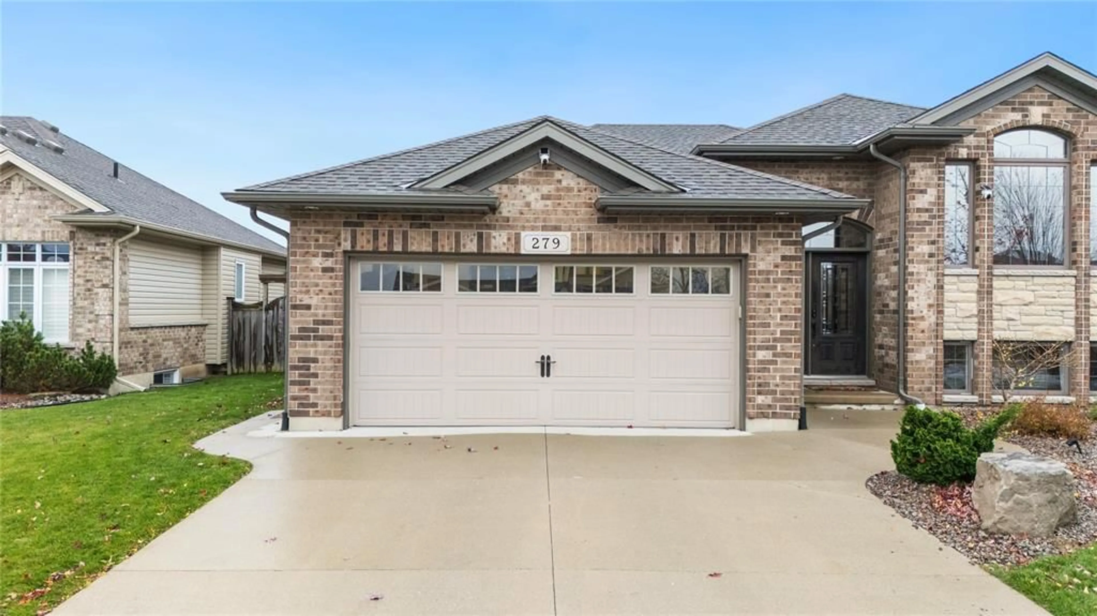 Indoor garage for 279 HOMESTRETCH Dr, St Clair Ontario N0N 1G0