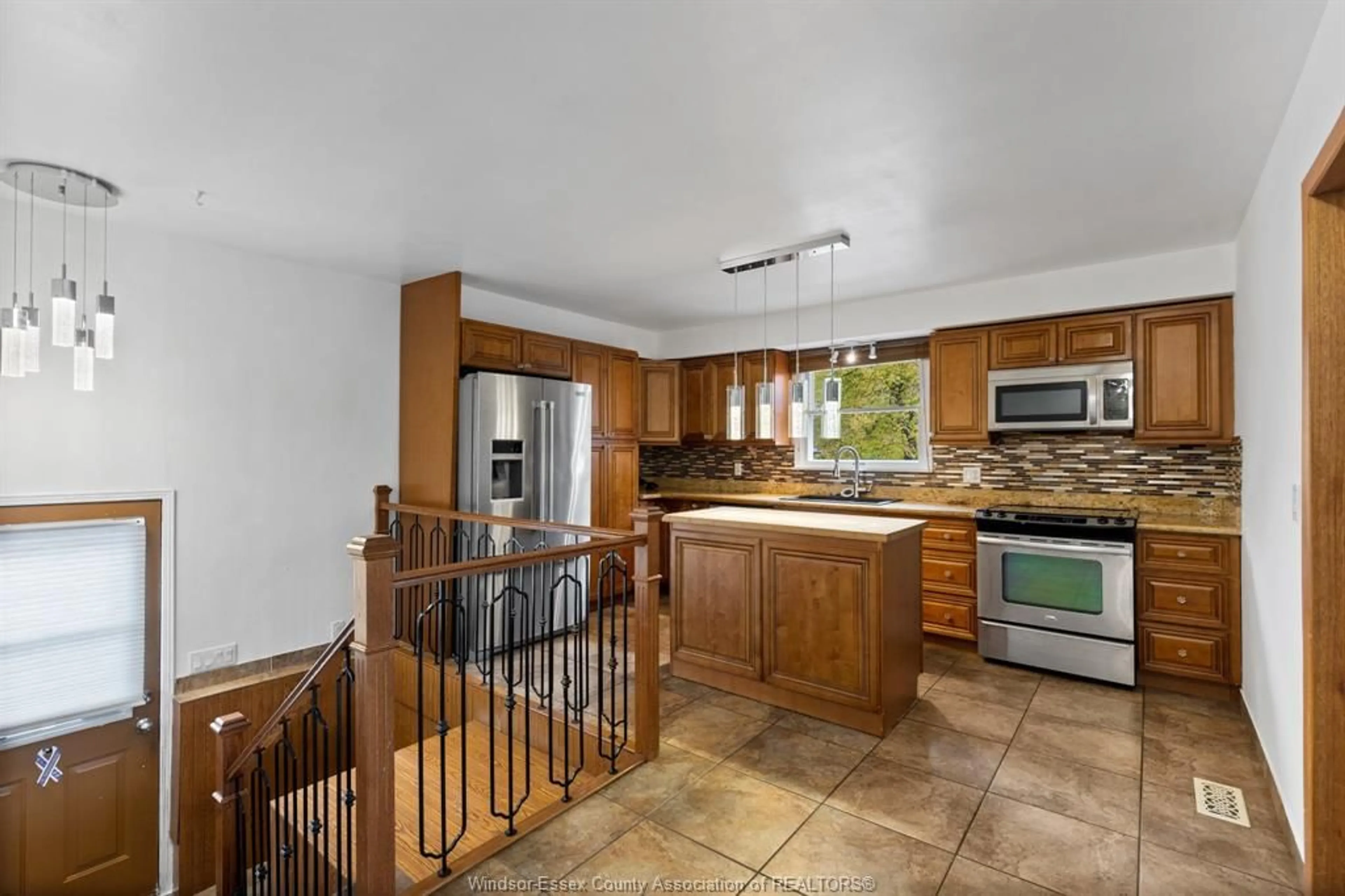 Open concept kitchen, ceramic/tile floor for 34 SPRING Crt, Amherstburg Ontario N9V 3A9