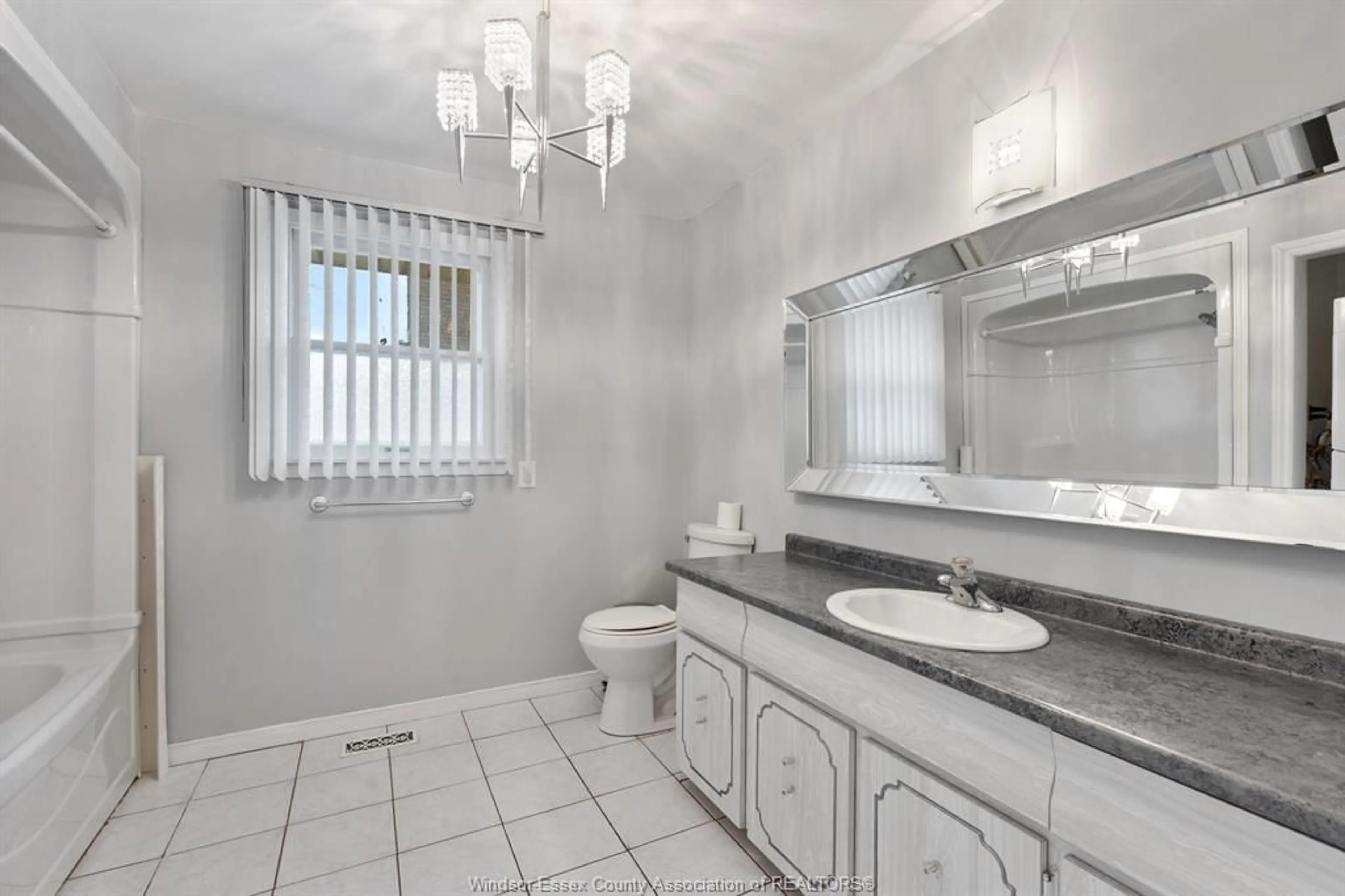 Standard bathroom, ceramic/tile floor for 34 SPRING Crt, Amherstburg Ontario N9V 3A9