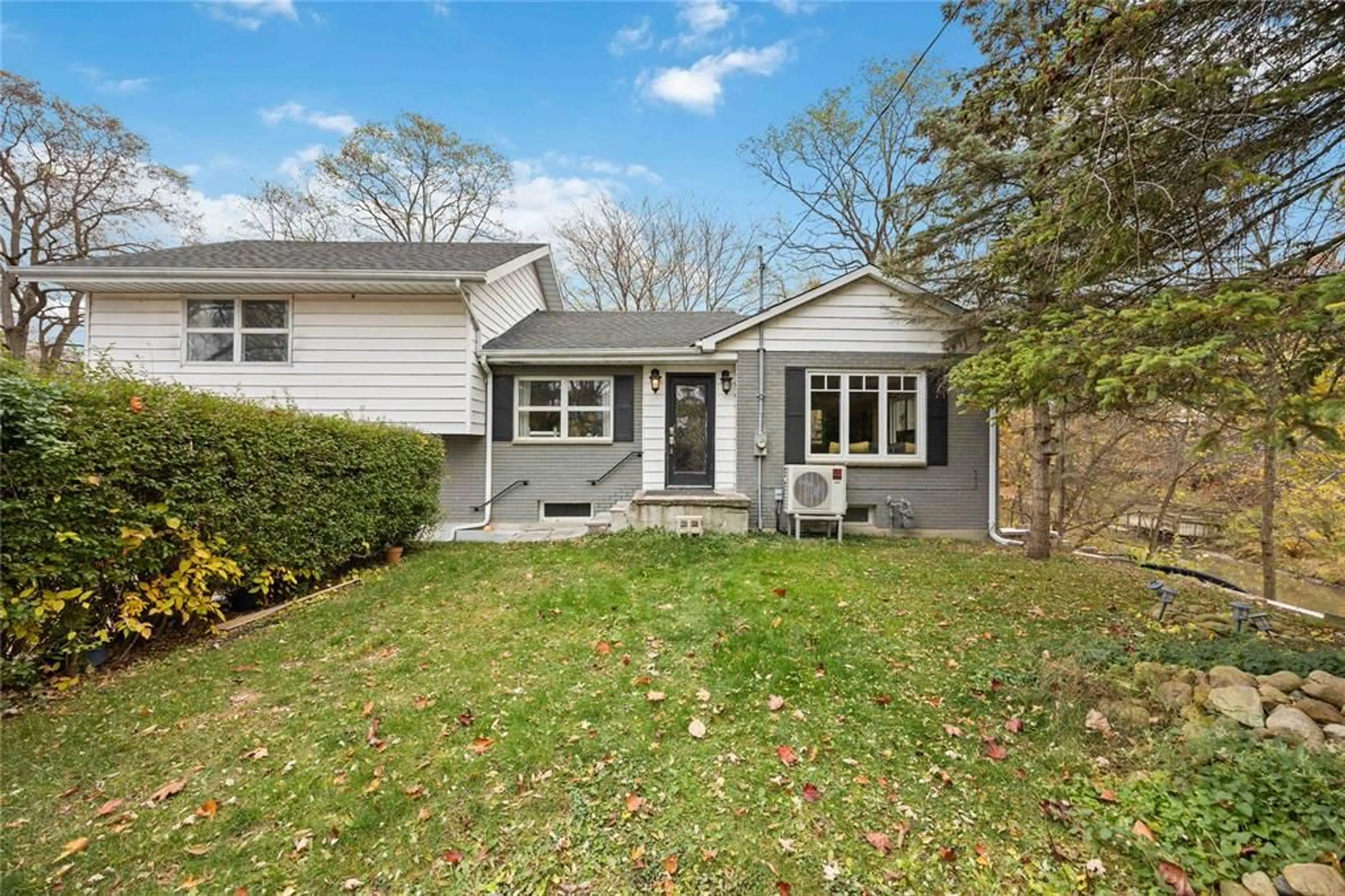 Home with vinyl exterior material, street for 2006 Olive Ave, Sarnia Ontario N0N 1C0