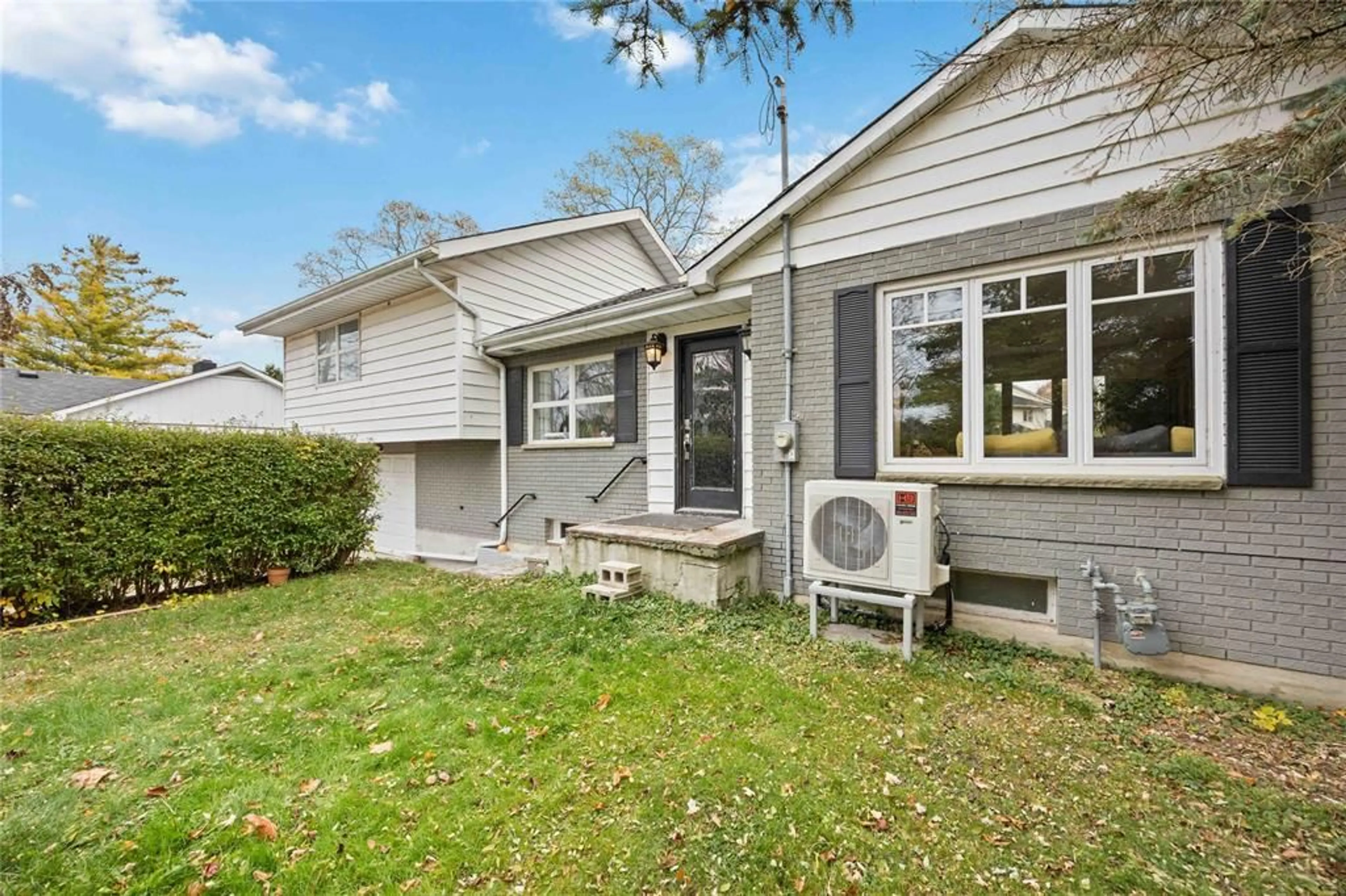 Home with vinyl exterior material, street for 2006 Olive Ave, Sarnia Ontario N0N 1C0