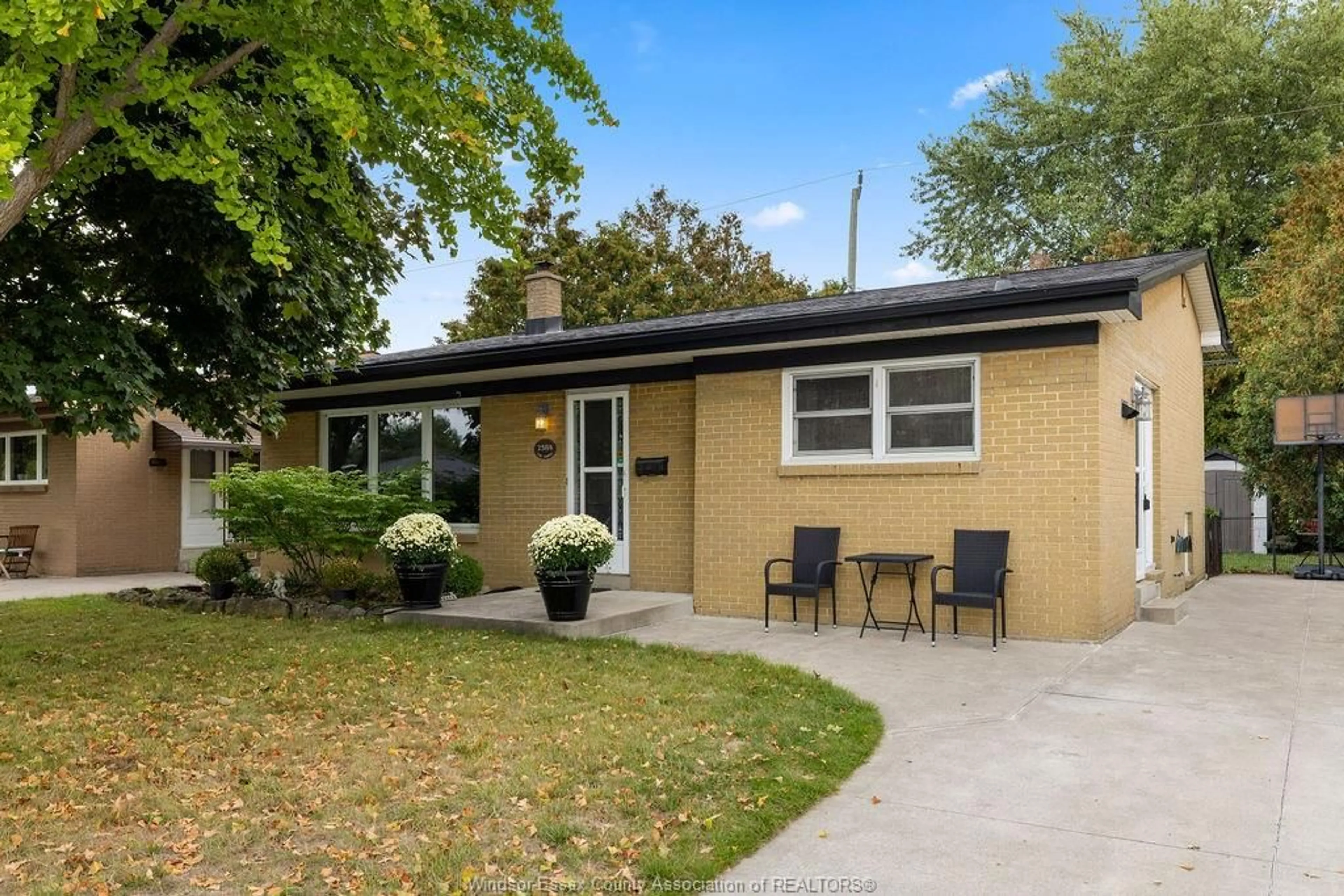 Home with vinyl exterior material, street for 2584 GAIL, Windsor Ontario N8W 2Z6