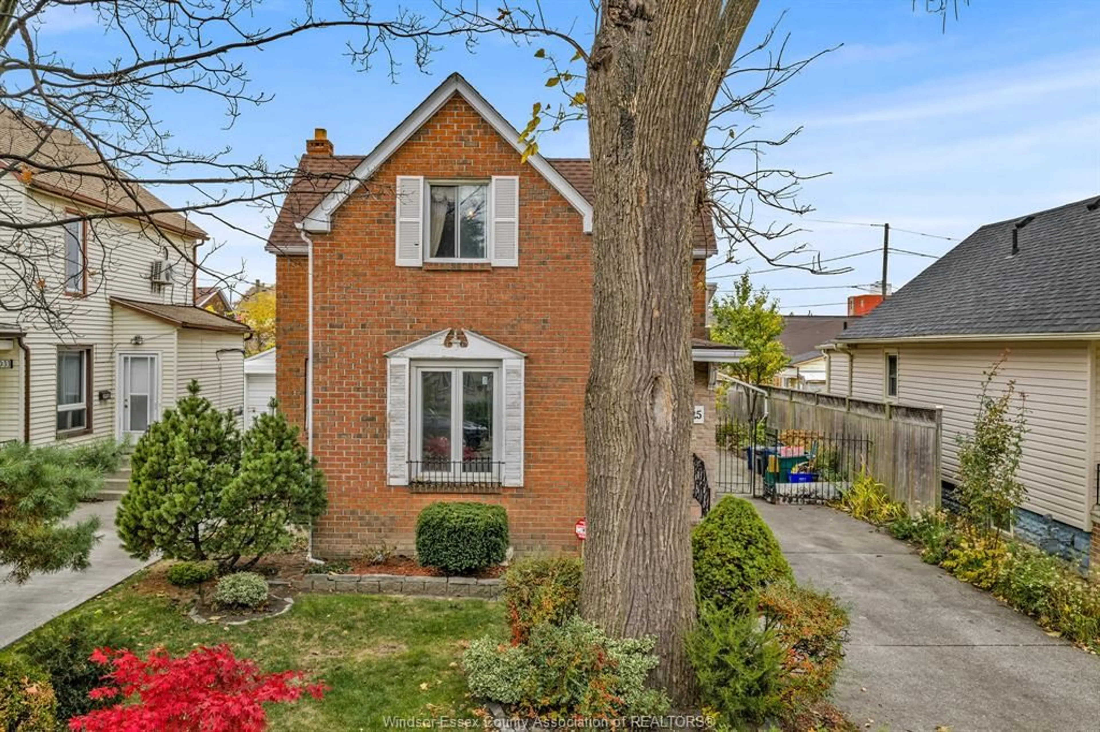 A pic from outside/outdoor area/front of a property/back of a property/a pic from drone, street for 1025 LANGLOIS Ave, Windsor Ontario N9A 2H4