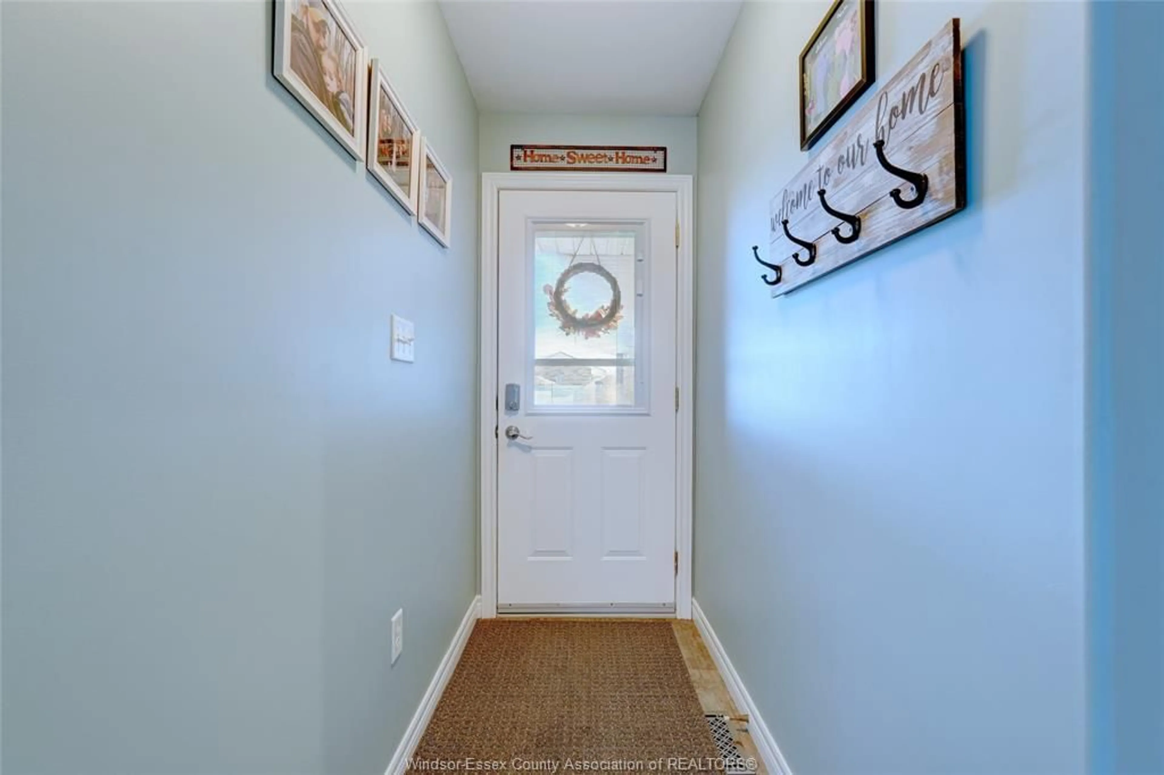 Indoor entryway for 26 CRANBERRY Crt, Essex Ontario N8M 3G5