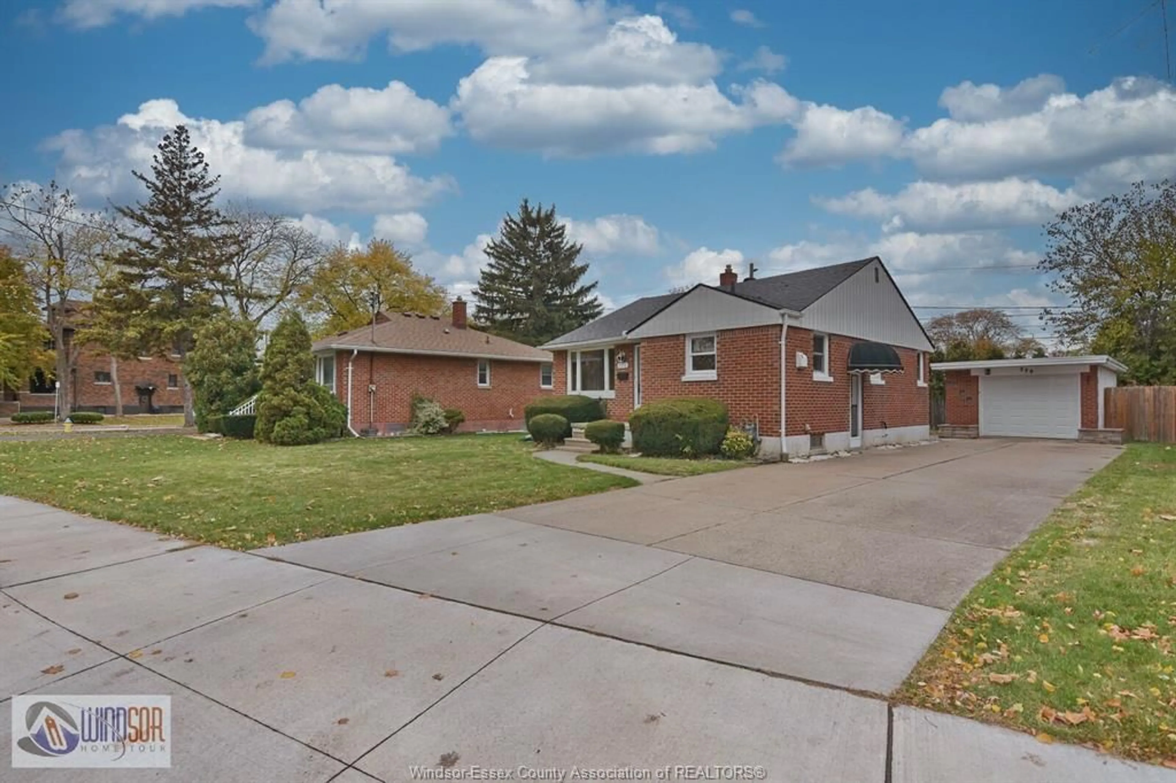 A pic from outside/outdoor area/front of a property/back of a property/a pic from drone, street for 770 GRAND MARAIS, Windsor Ontario N9E 1C3