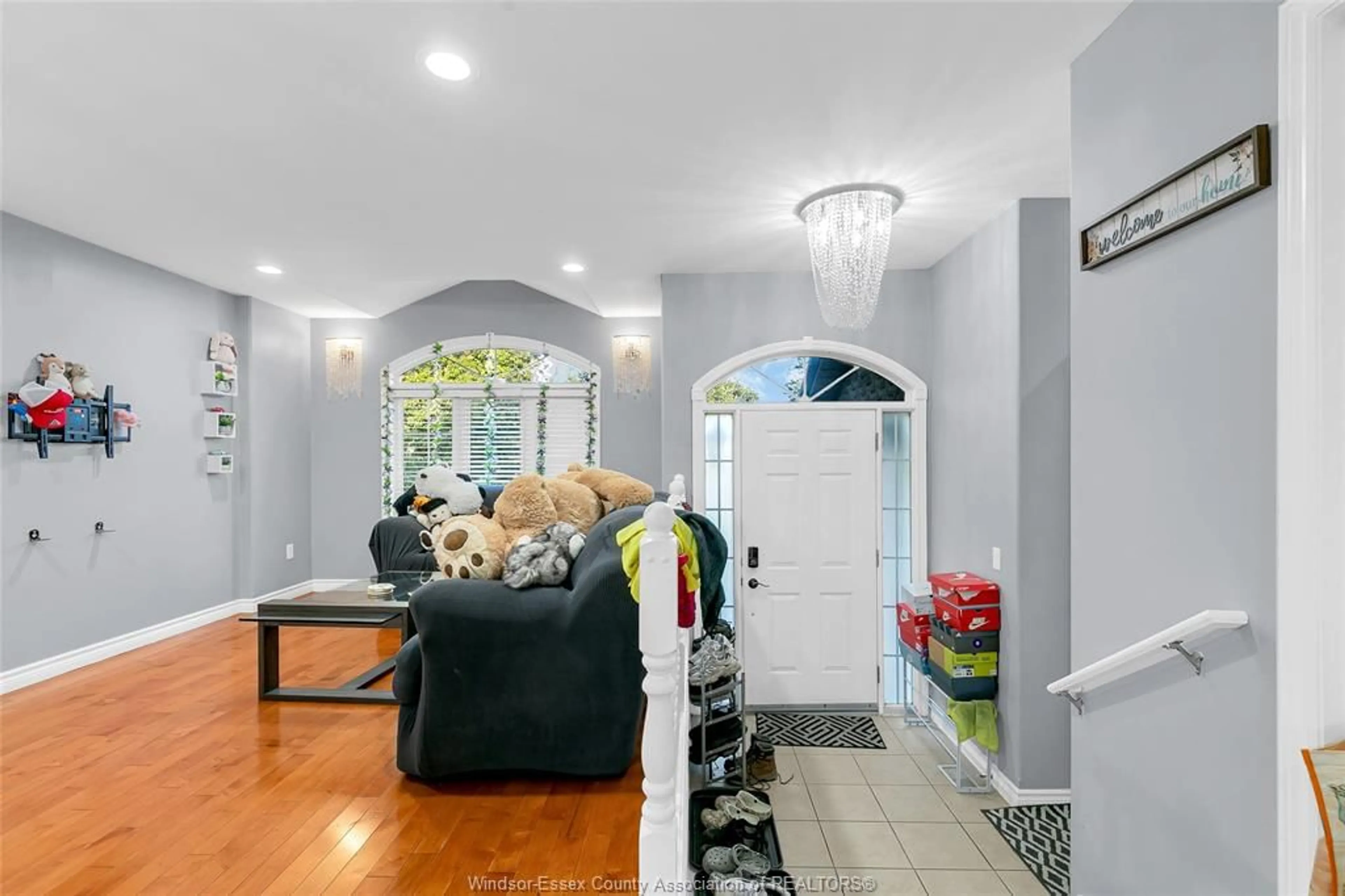 Indoor entryway for 4681 FONTANA, Windsor Ontario N9A 3E1