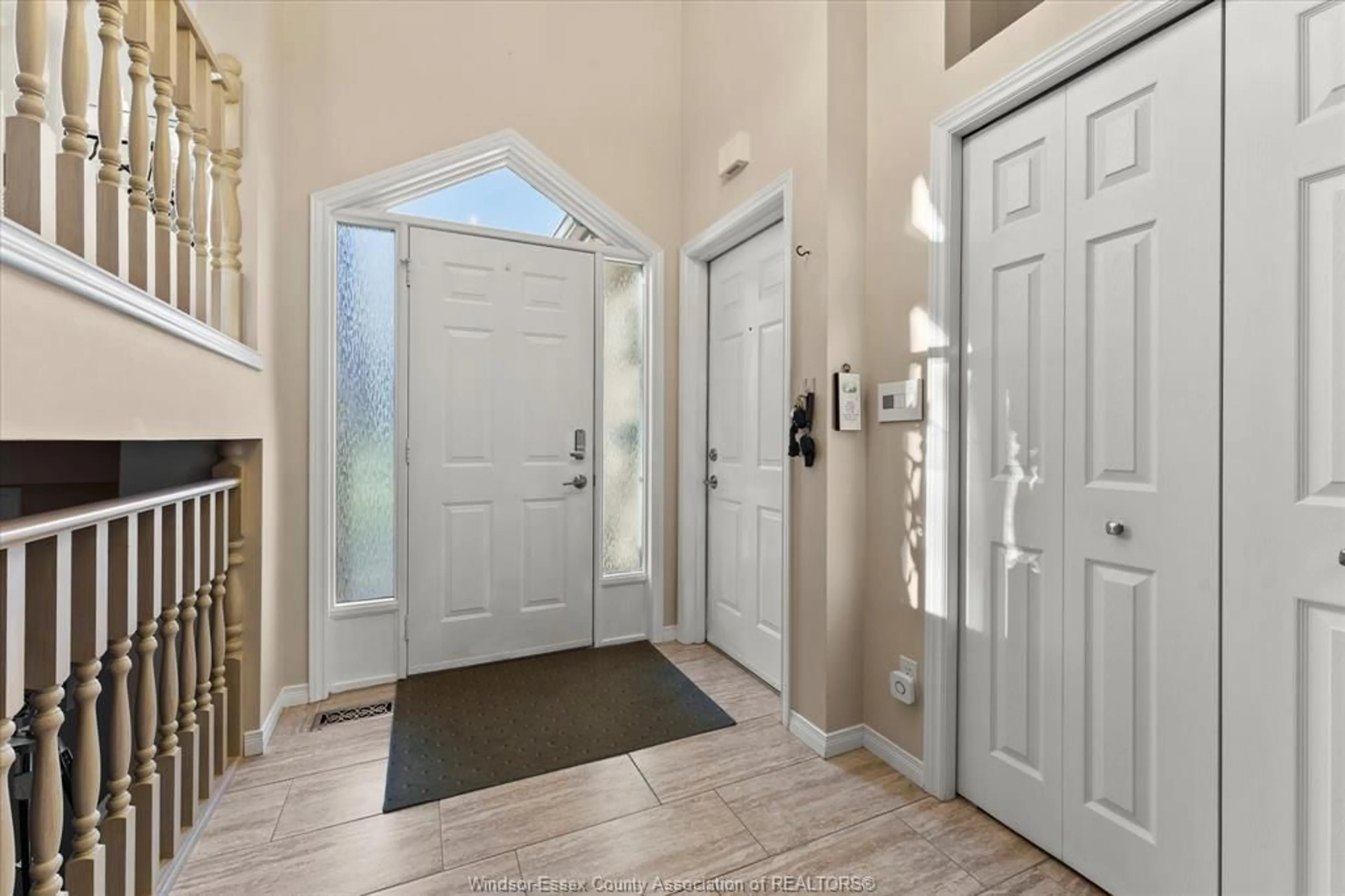 Indoor entryway for 1660 MINTO, LaSalle Ontario N9J 3H2