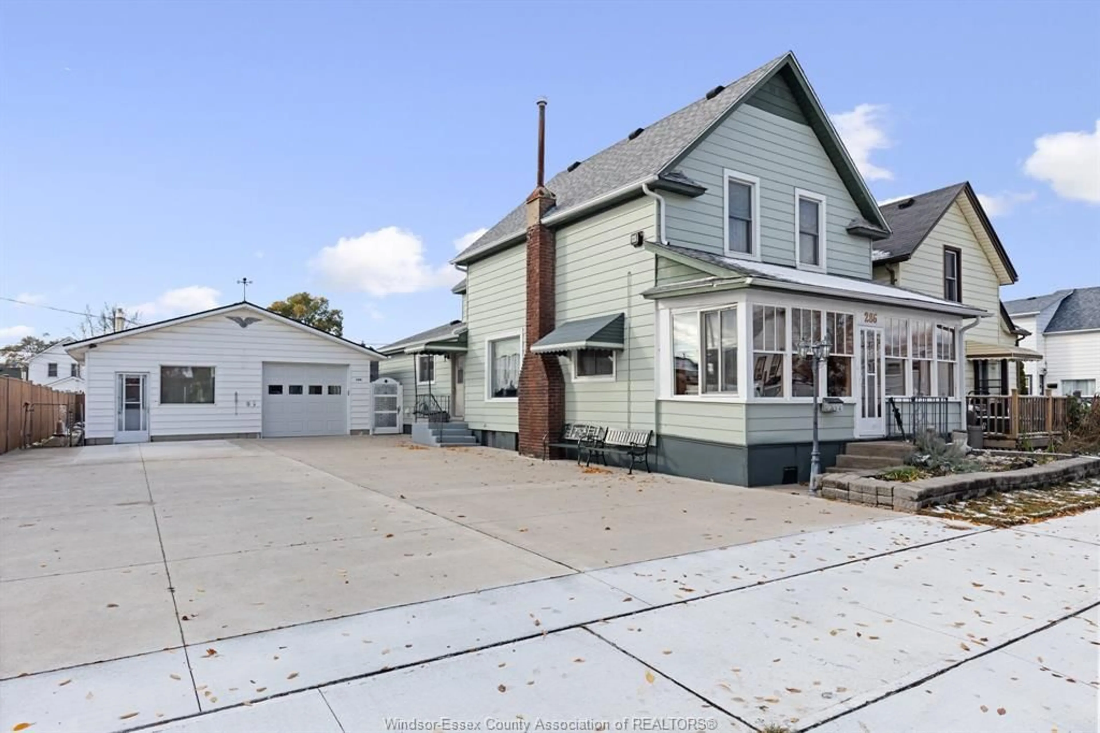 A pic from outside/outdoor area/front of a property/back of a property/a pic from drone, street for 286 SEYMOUR St, Amherstburg Ontario N9V 2B8