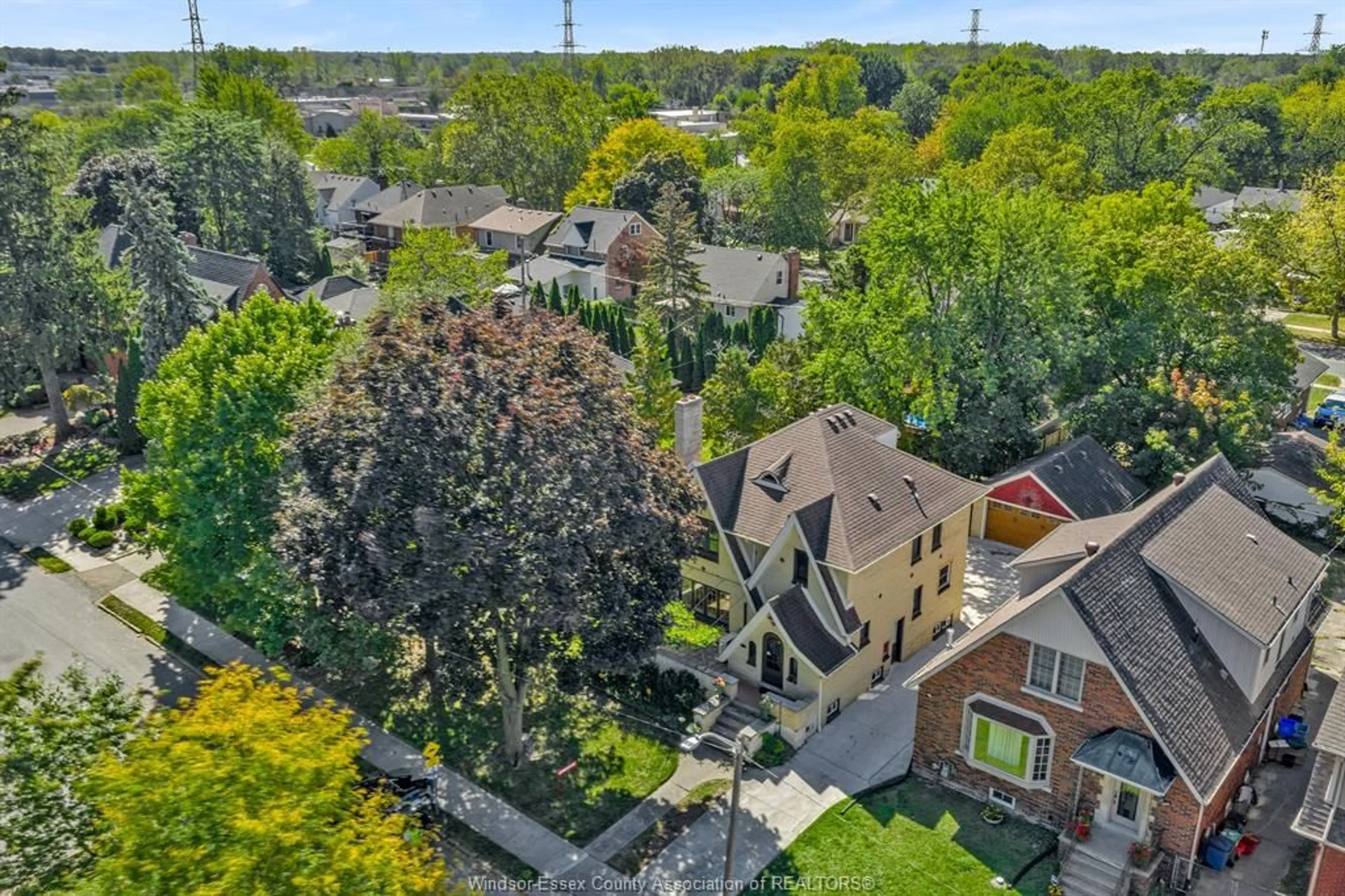 A pic from outside/outdoor area/front of a property/back of a property/a pic from drone, street for 2239 VICTORIA AVE, Windsor Ontario N8X 1R2