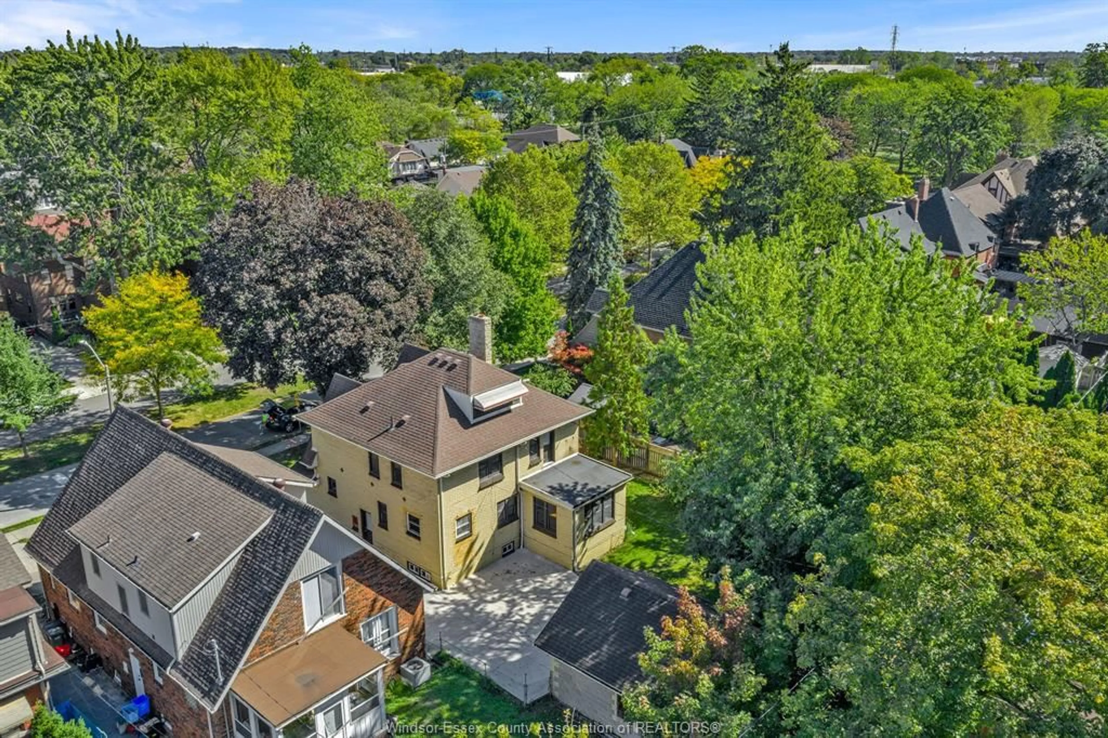 A pic from outside/outdoor area/front of a property/back of a property/a pic from drone, unknown for 2239 VICTORIA AVE, Windsor Ontario N8X 1R2