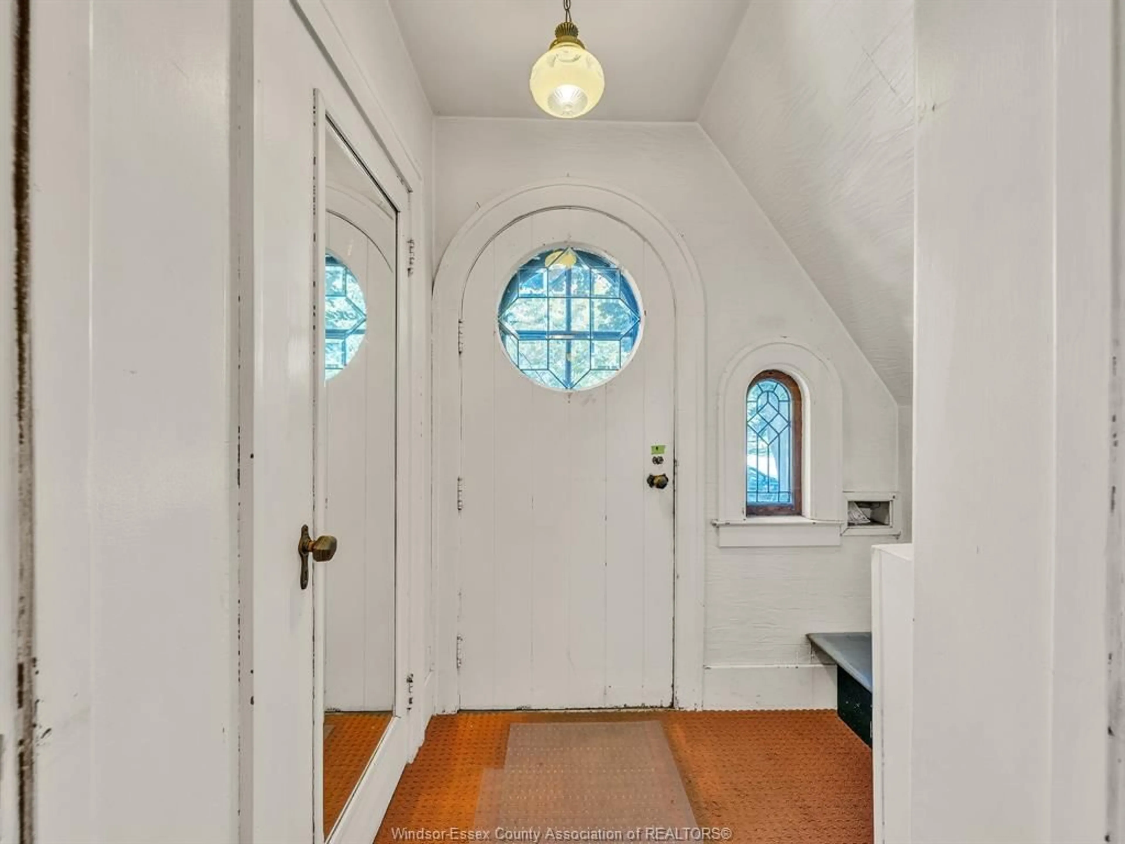 Indoor entryway for 2239 VICTORIA AVE, Windsor Ontario N8X 1R2