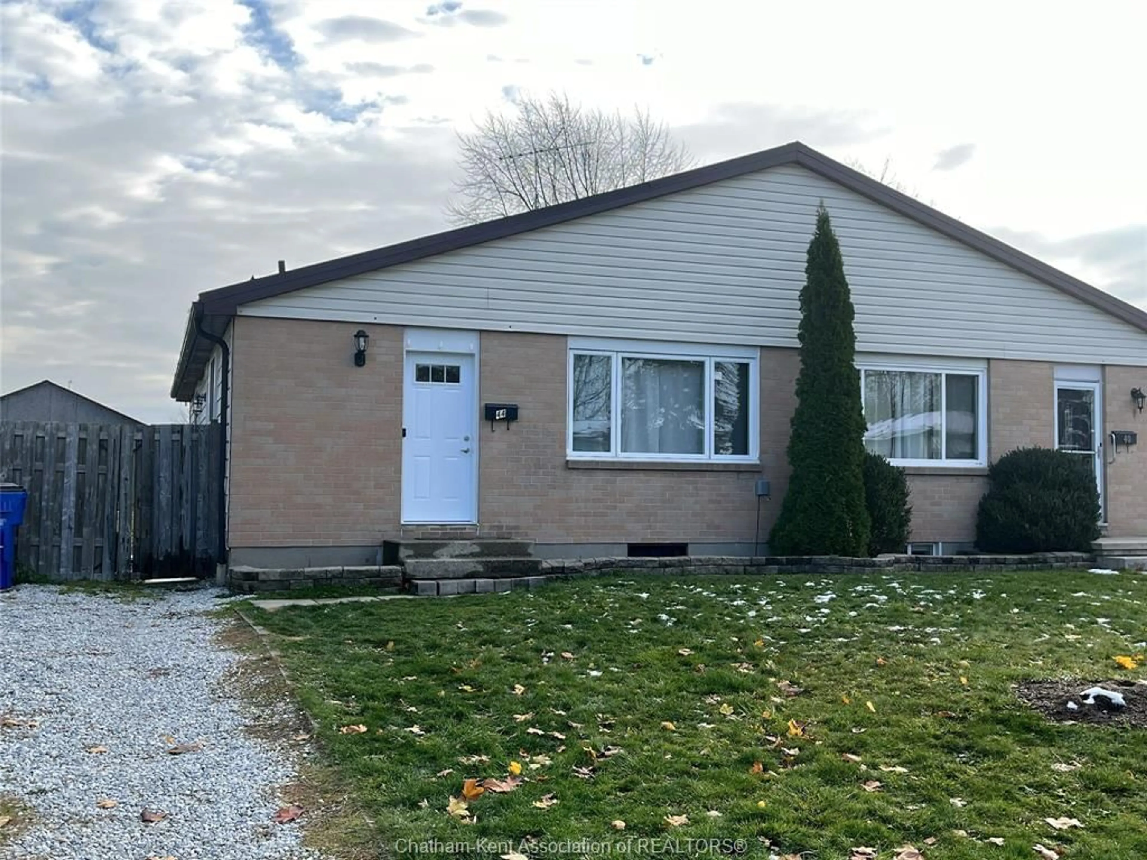 A pic from outside/outdoor area/front of a property/back of a property/a pic from drone, street for 44 LARKWOOD St, Wallaceburg Ontario N8A 4T5