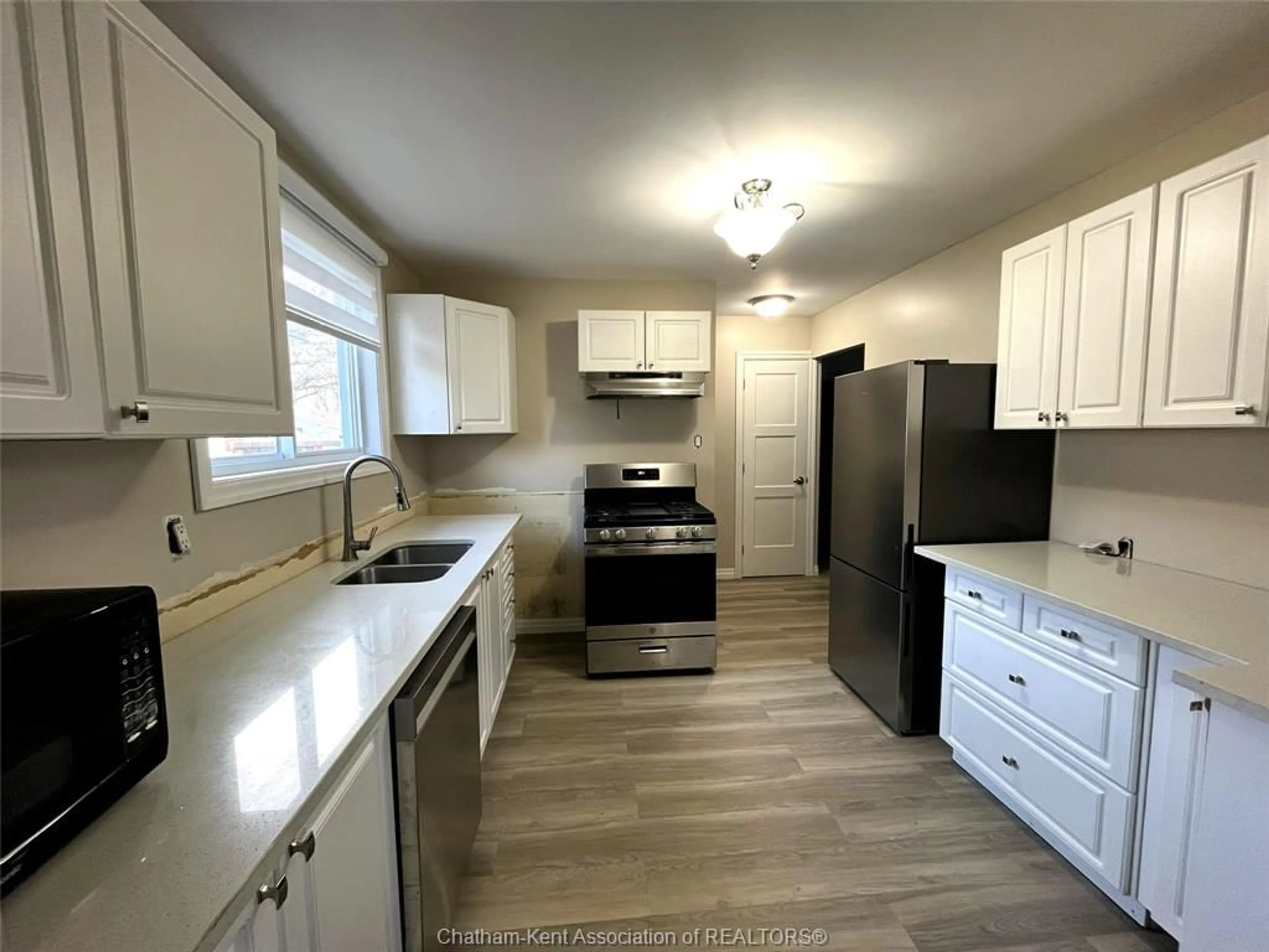 Open concept kitchen, unknown for 44 LARKWOOD St, Wallaceburg Ontario N8A 4T5