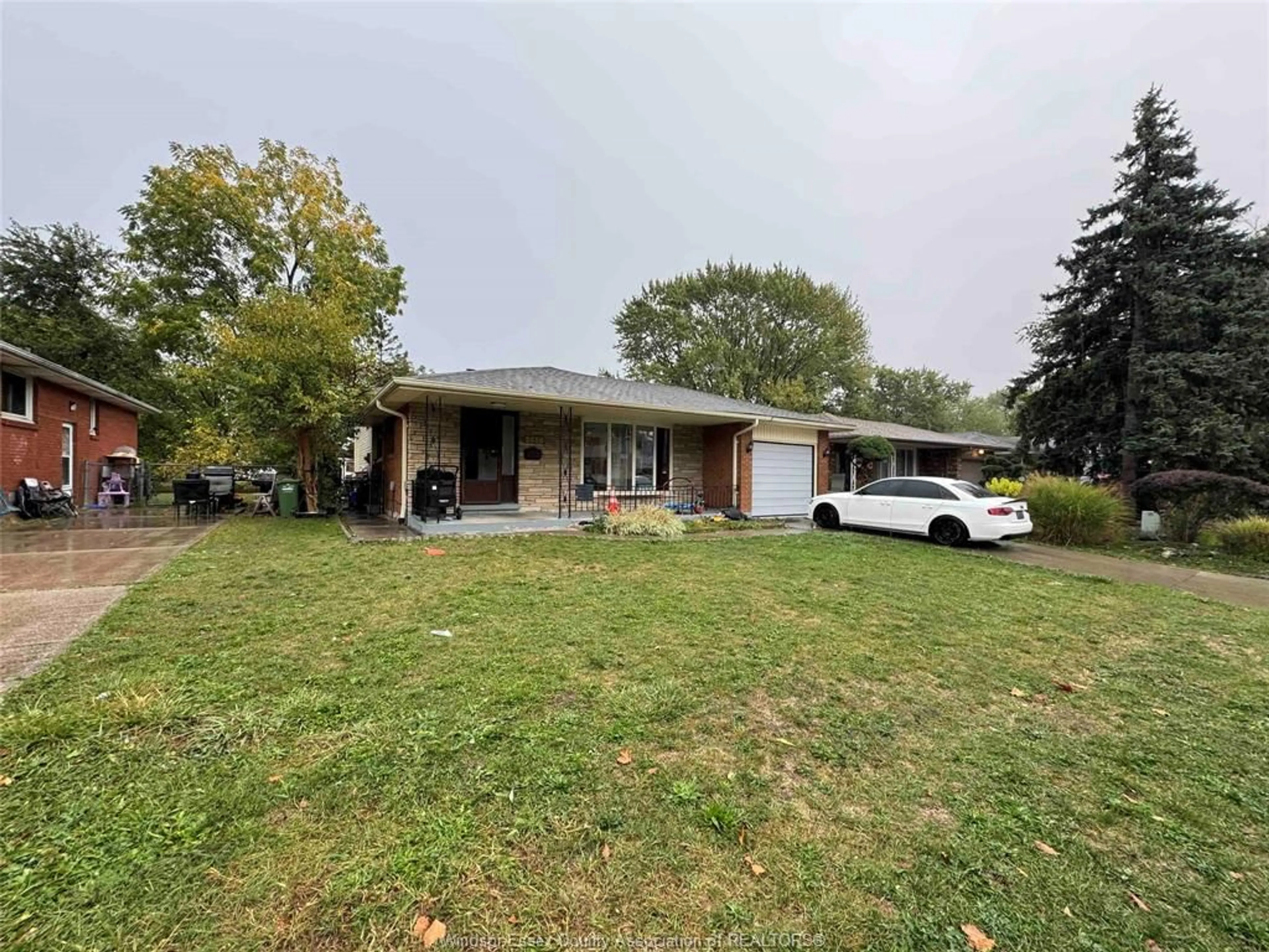 A pic from outside/outdoor area/front of a property/back of a property/a pic from drone, street for 2650 RIVARD Ave, Windsor Ontario N8T 2H5