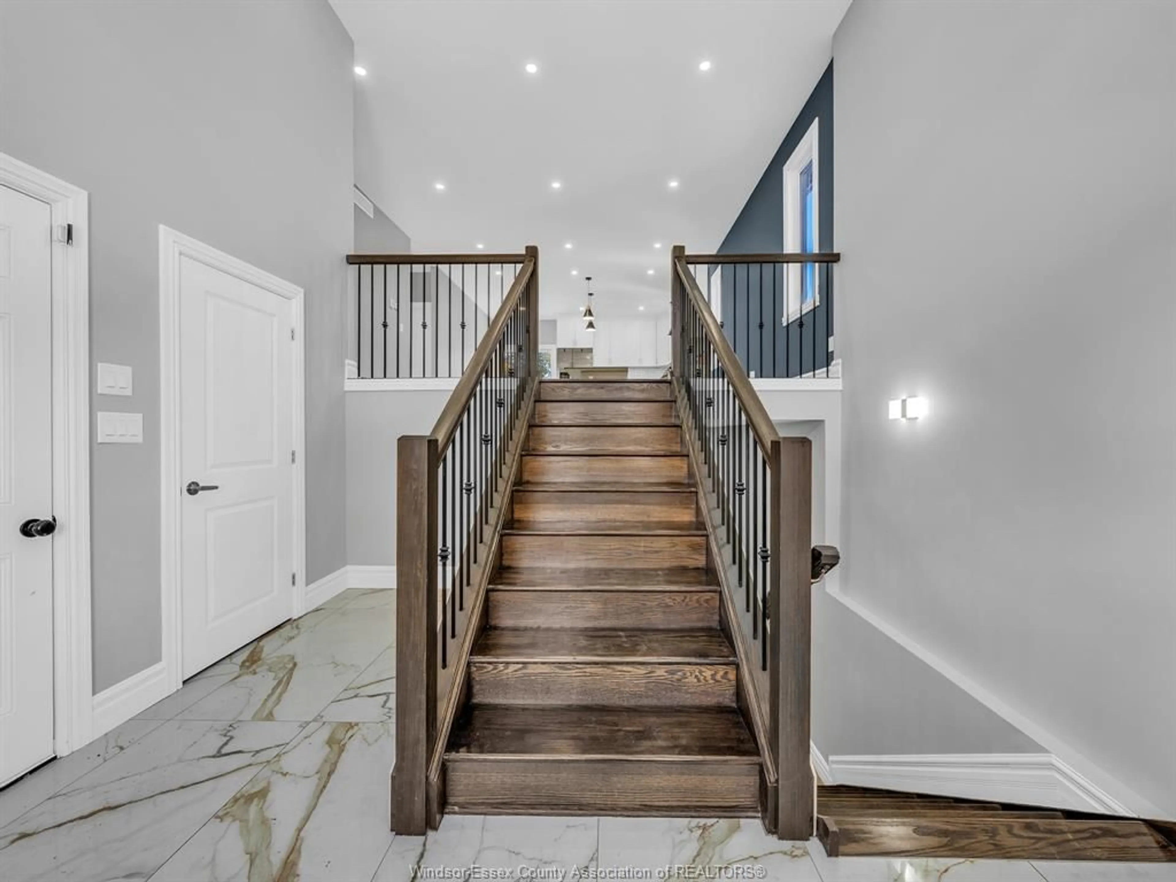 Stairs for 1663 BETTS Ave, Windsor Ontario N9B 3L4