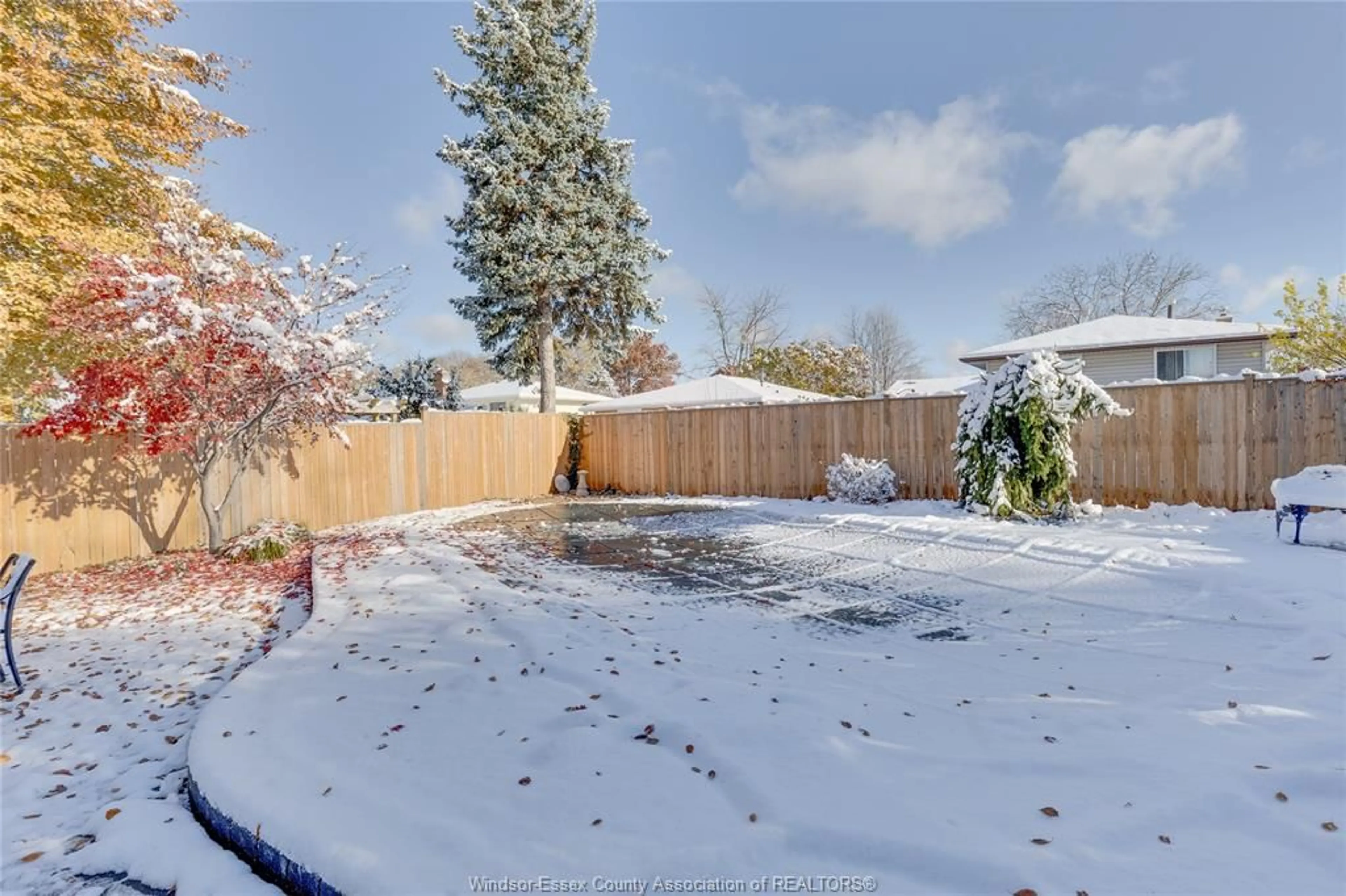 A pic from outside/outdoor area/front of a property/back of a property/a pic from drone, street for 9241 ESPLANADE Dr, Windsor Ontario N8R 1J2