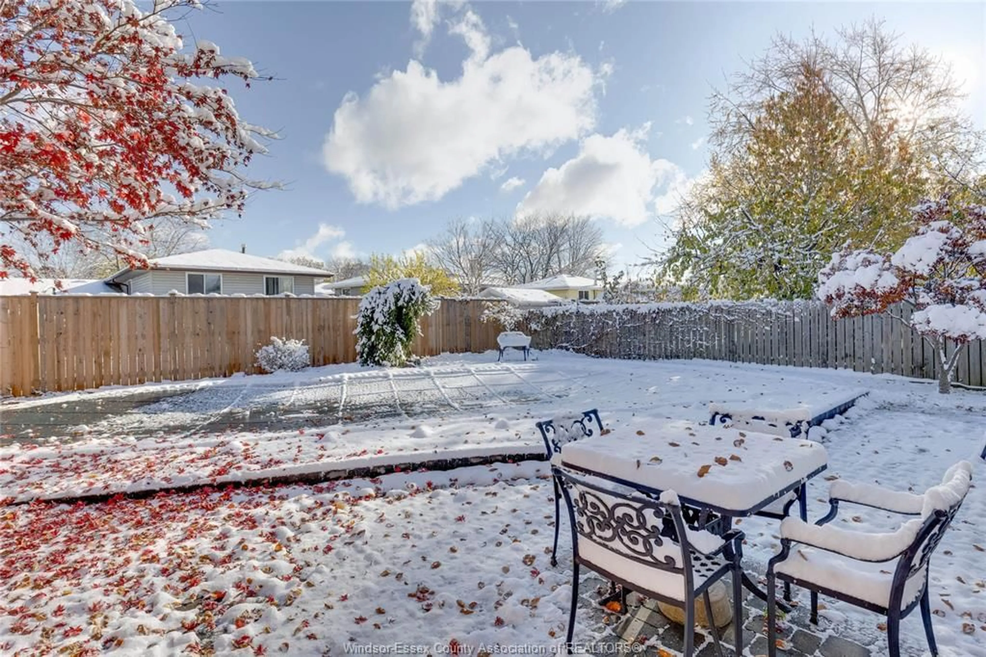 Patio, street for 9241 ESPLANADE Dr, Windsor Ontario N8R 1J2